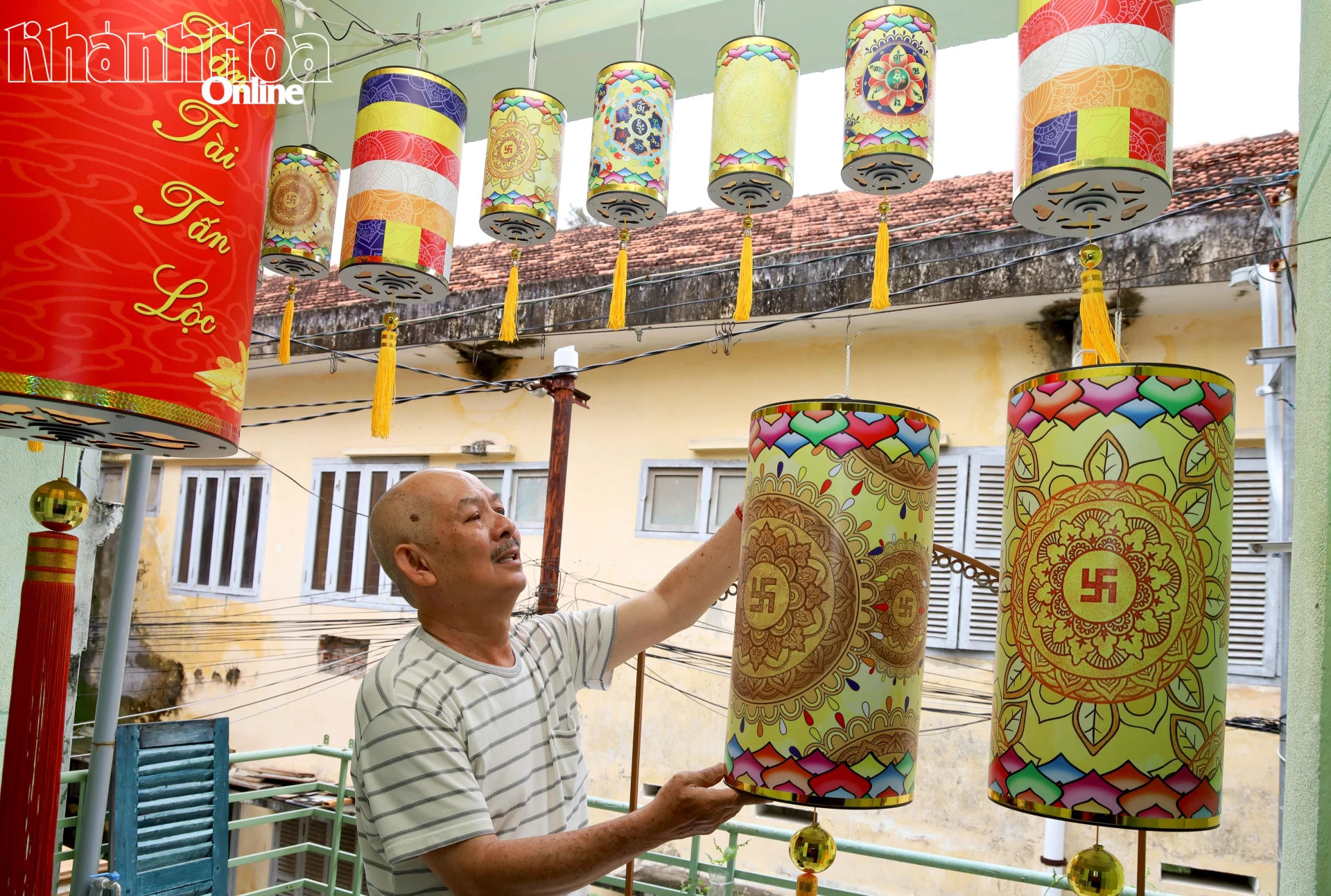 Hiên nhà ông Ẩn treo rất nhiều đèn lồng.