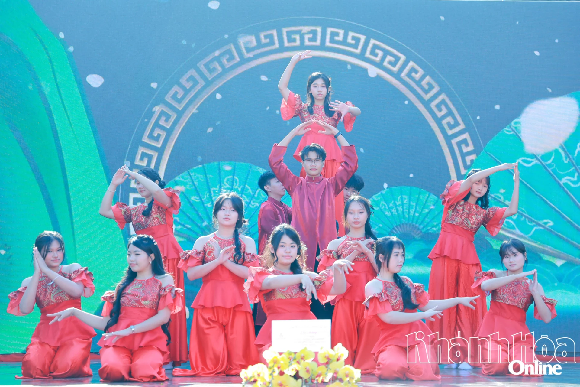 Tiết mục văn nghệ do học sinh Trường THPT Nguyễn Trãi – Ninh Hòa biểu diễn.