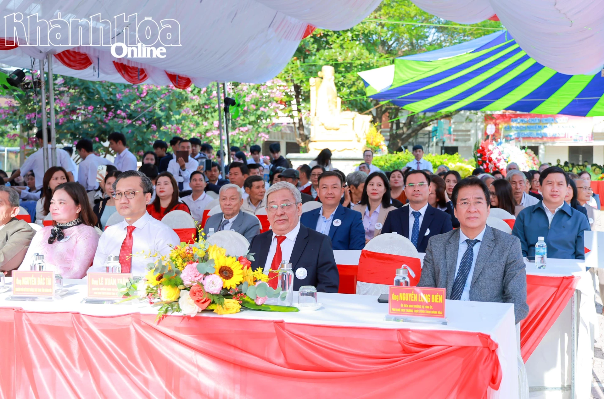 Các đại biểu tham dự kỷ niệm 50 năm thành lập Trường THPT Nguyễn Trãi – Ninh Hòa.