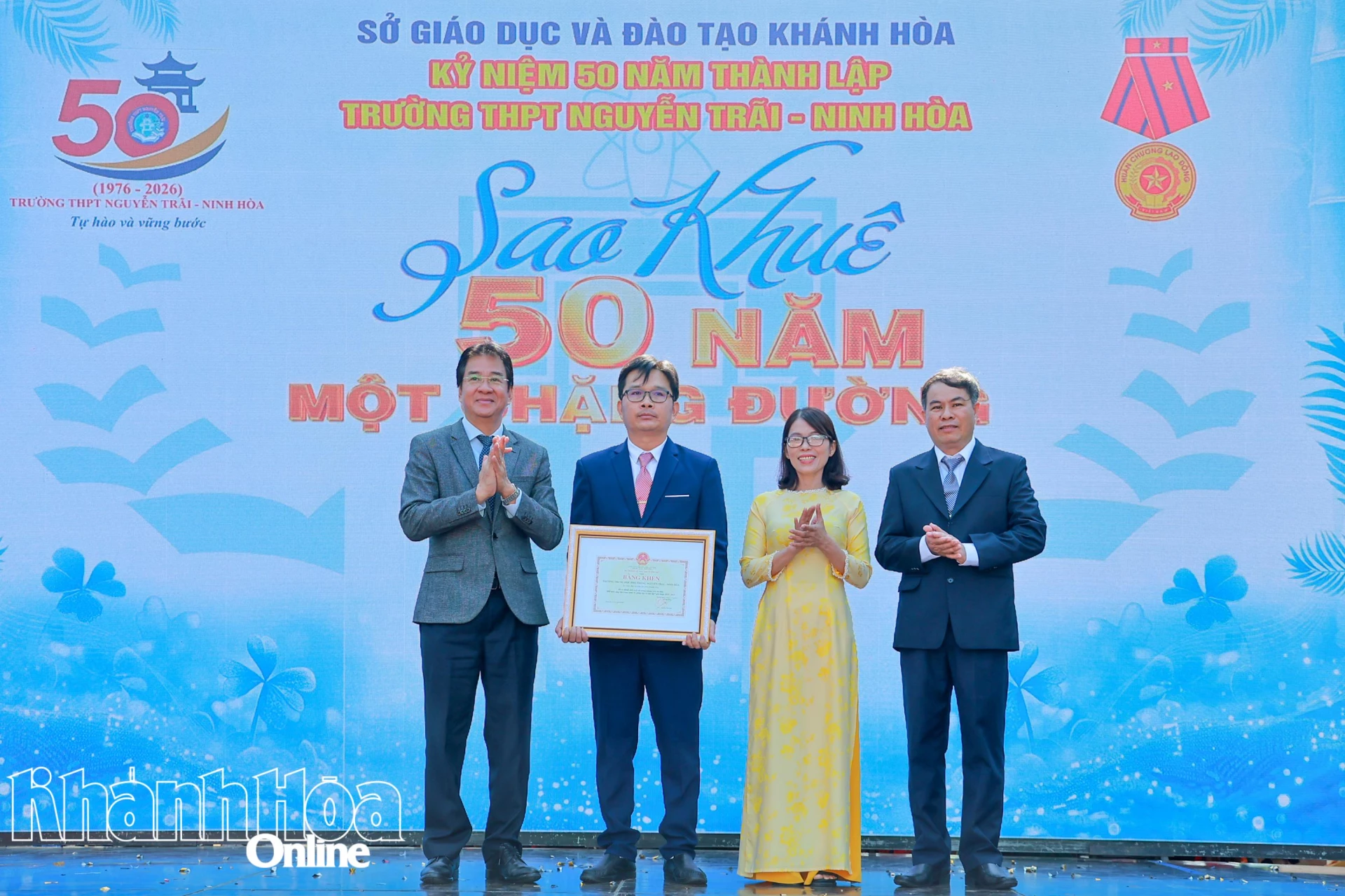 Đồng chí Nguyễn Long Biên trao bằng khen của Bộ Giáo dục và Đào tạo cho đại diện Trường THPT Nguyễn Trãi – Ninh Hòa.