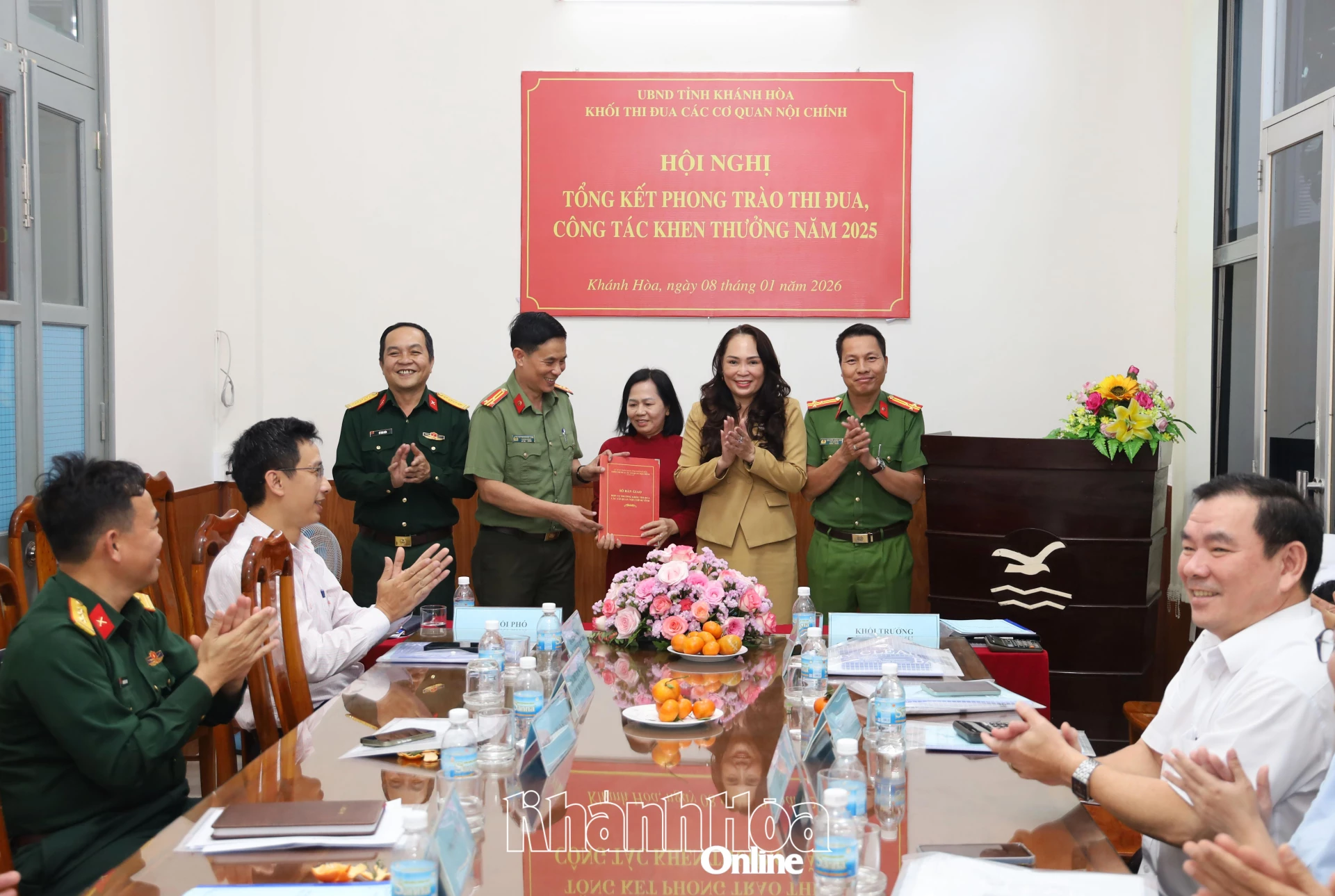 Đại diện Tòa án nhân dân tỉnh trao sổ bàn giao đơn vị trưởng khối năm 2026 cho đại diện Công an tỉnh.