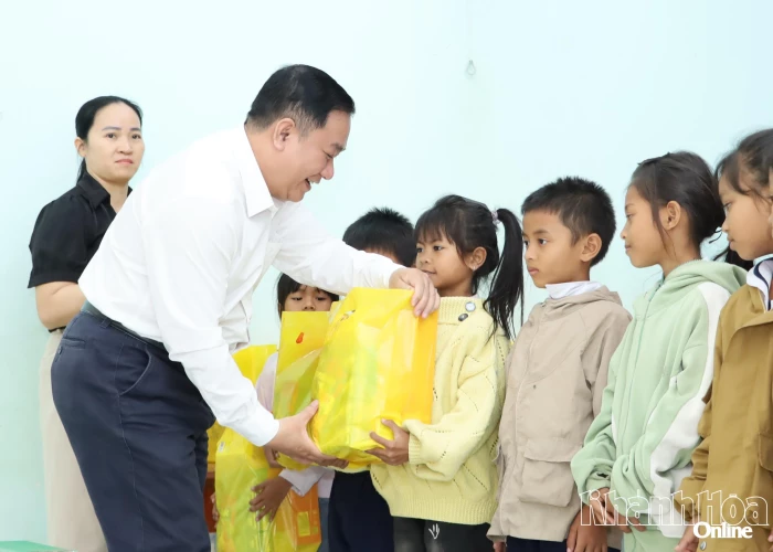 Trao quà Tết cho trẻ em có hoàn cảnh khó khăn ở xã Trung Khánh Vĩnh