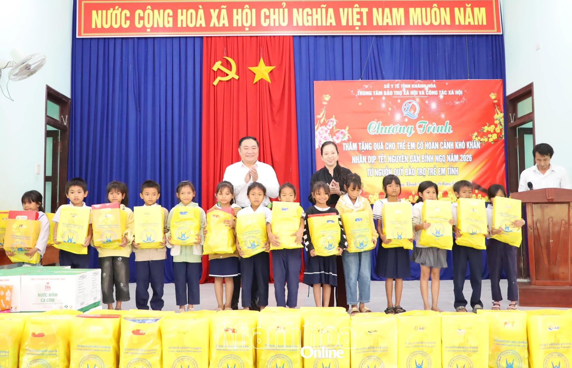 Lãnh đạo Sở Y tế và địa phương trào quà Tết cho trẻ em.