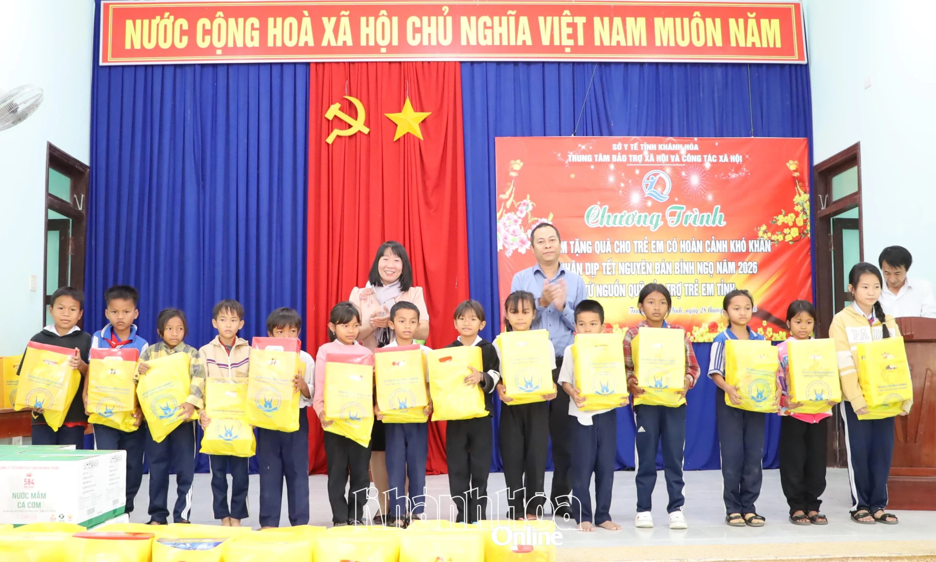 Các đại biểu trao quà cho trẻ em có hoàn cảnh khó khăn.