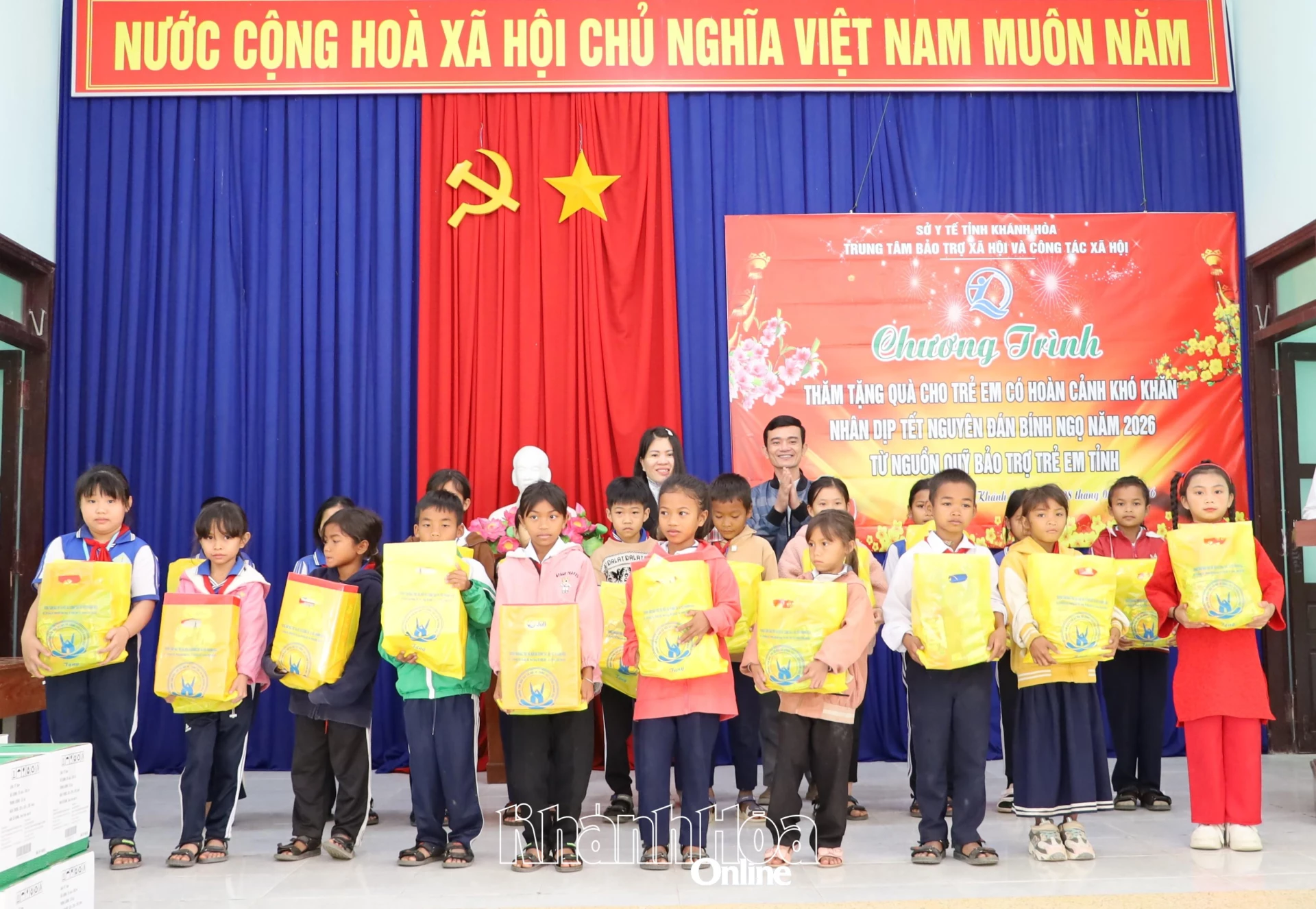 Lãnh đạo Trung tâm Bảo trợ xã hội và Công tác xã hội tỉnh trao quà cho trẻ em.