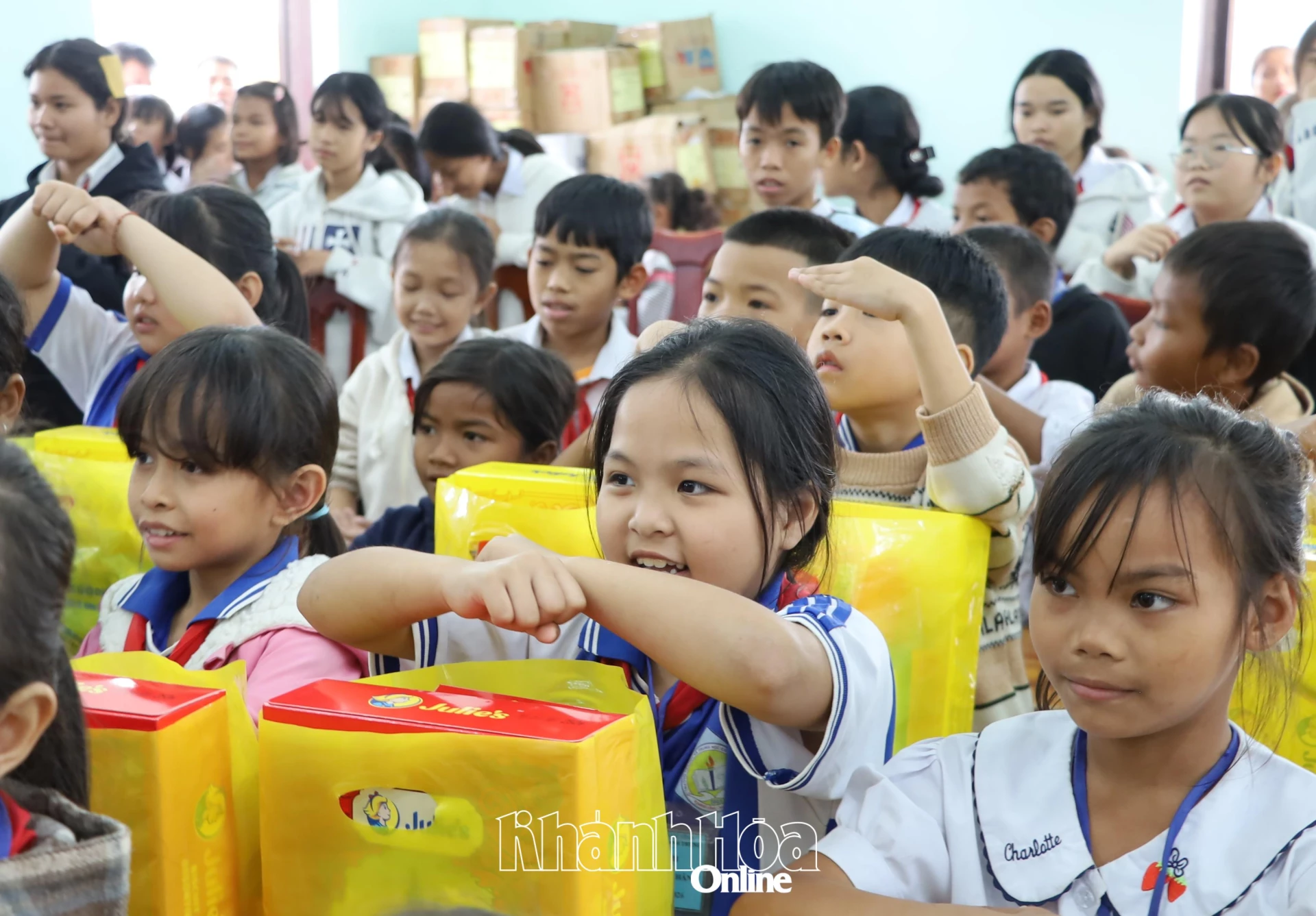 Trẻ em thích thu với các trò chơi dân gian.