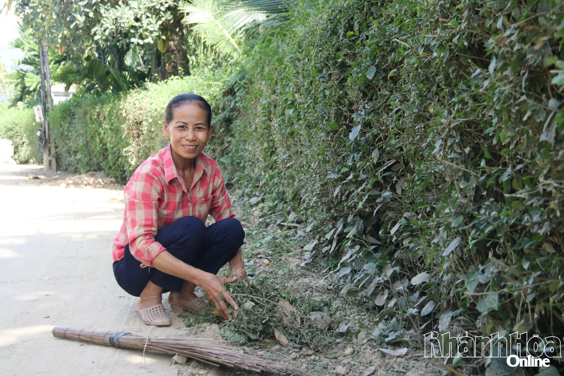 Bà Mai vệ sinh đường làng ngõ xóm.