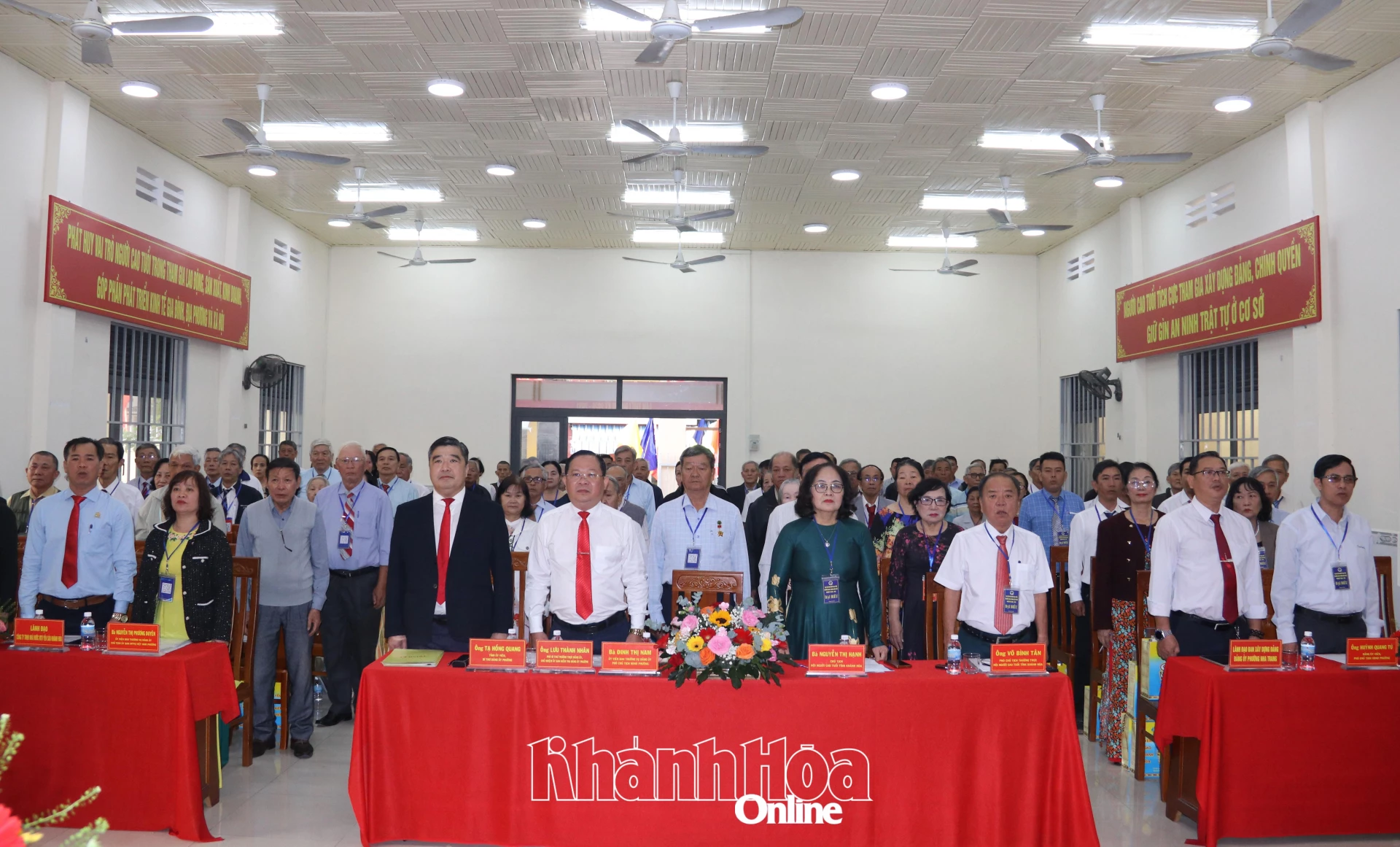 Các đại biểu thực hiện nghi lễ chào cờ.