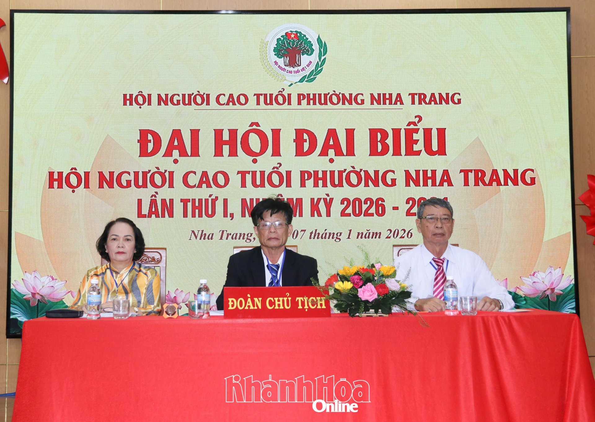 Đoàn Chủ tịch điều hành đại hội.