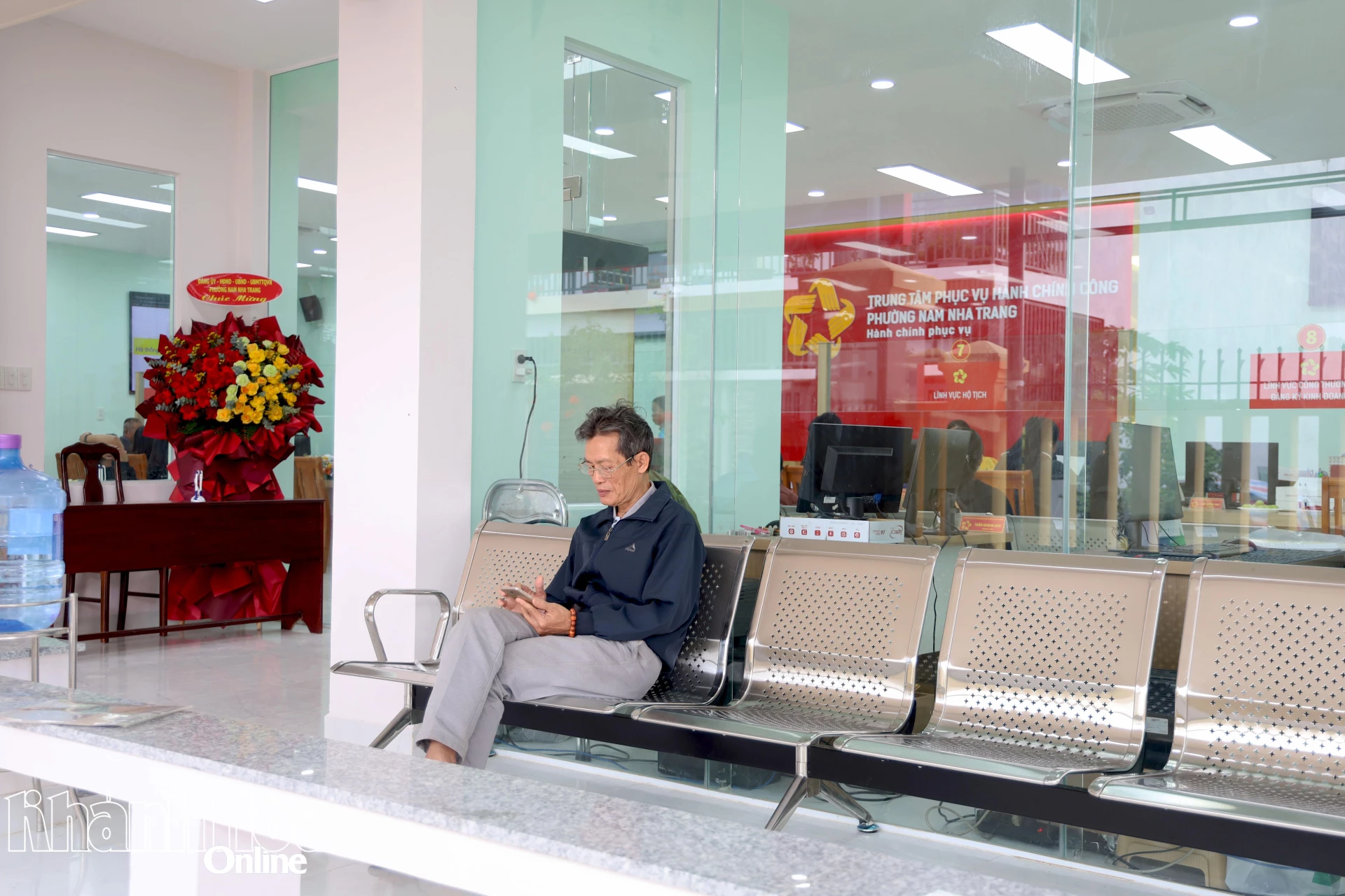 Khu vực ngồi chờ rộng rãi, thoáng mát. 