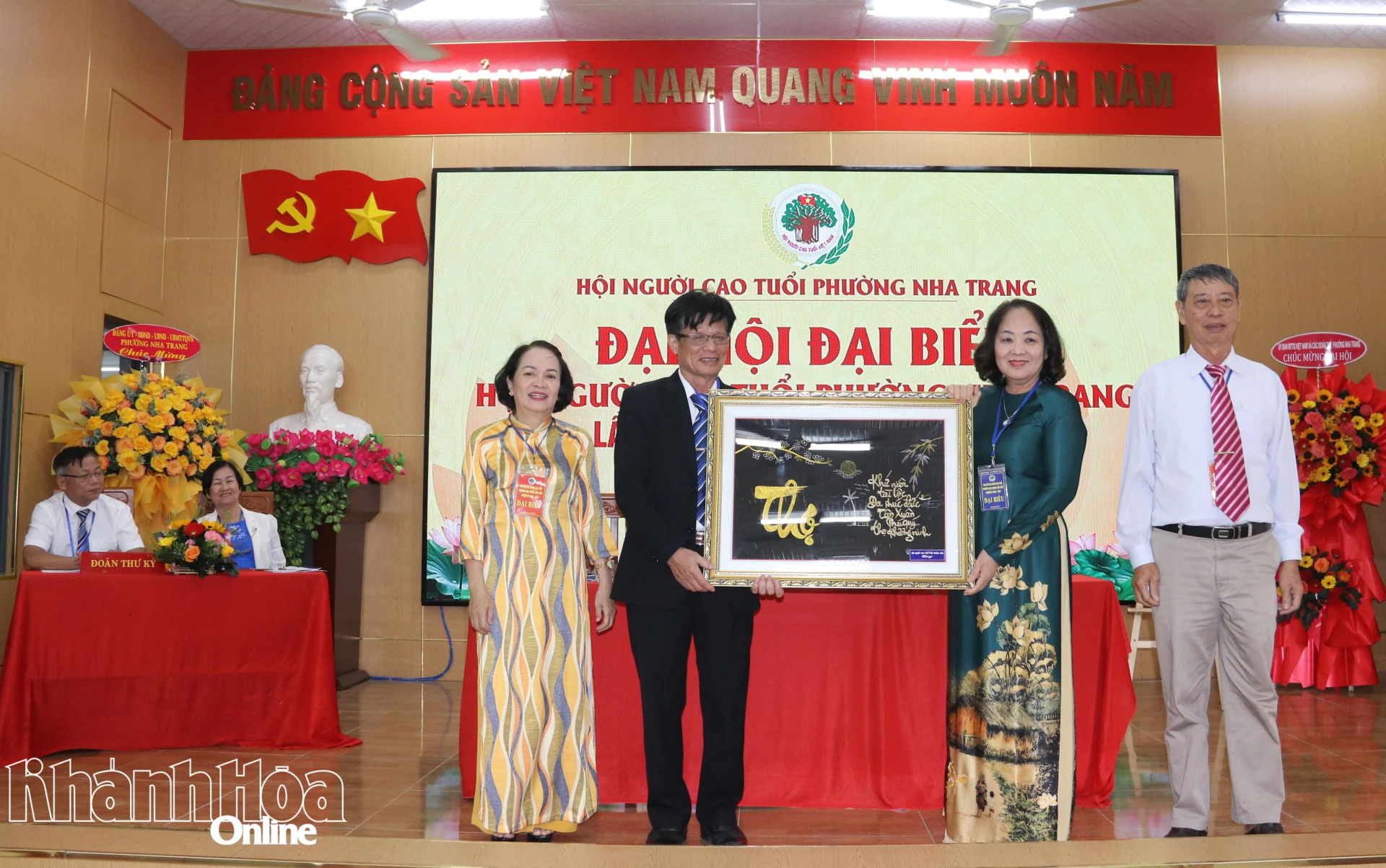 Lãnh đạo Hội Người cao tuổi tỉnh tặng bức tranh chúc mừng đại hội.