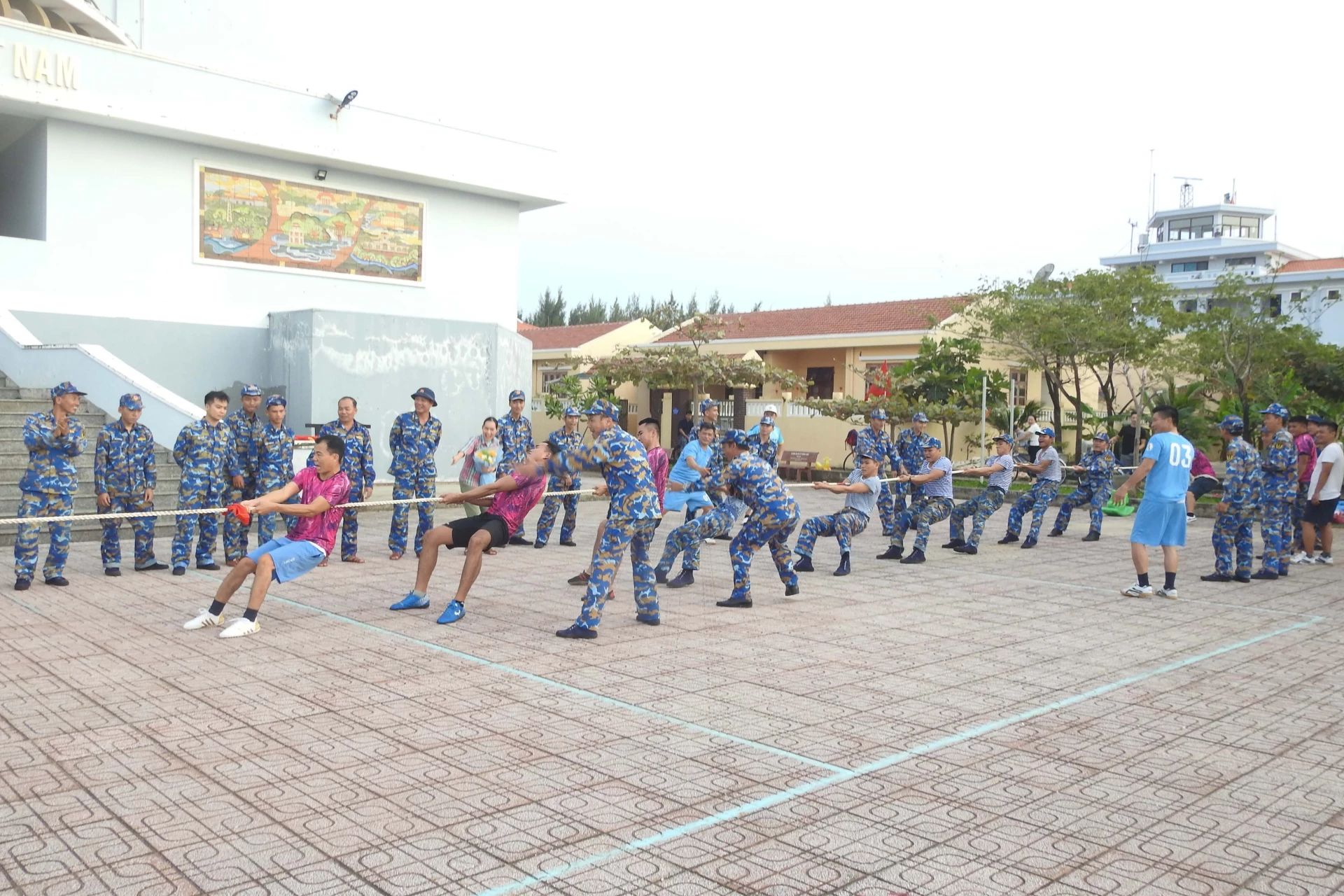 Cán bộ, chiến sĩ đảo Đá Tây thi kéo co.