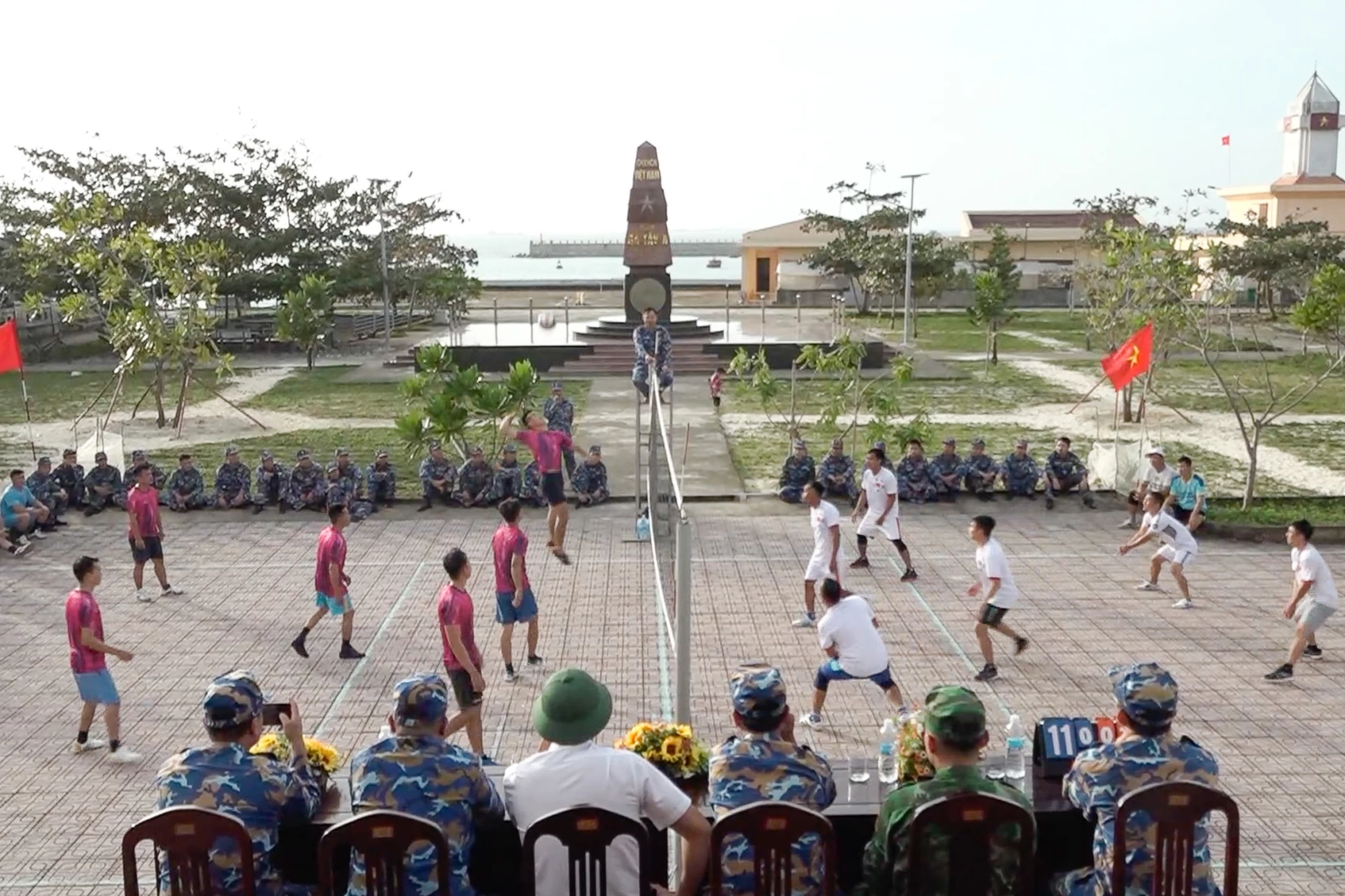 Thi đấu bóng chuyền ở đảo Đá Tây.