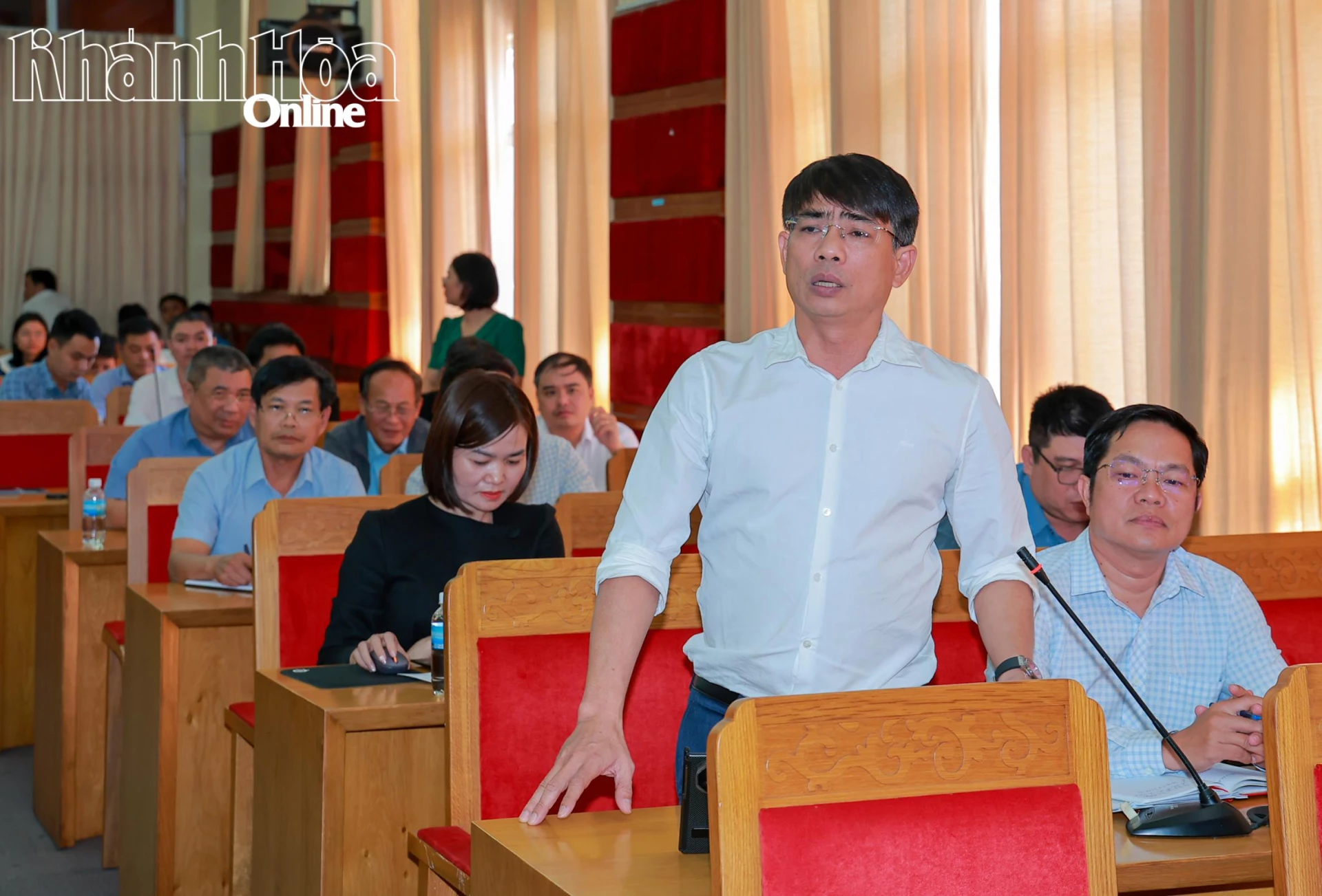 Lãnh đạo phường Nha Trang trả lời một số nội dung được phóng viên, nhà báo đặt ra tại buổi họp báo.