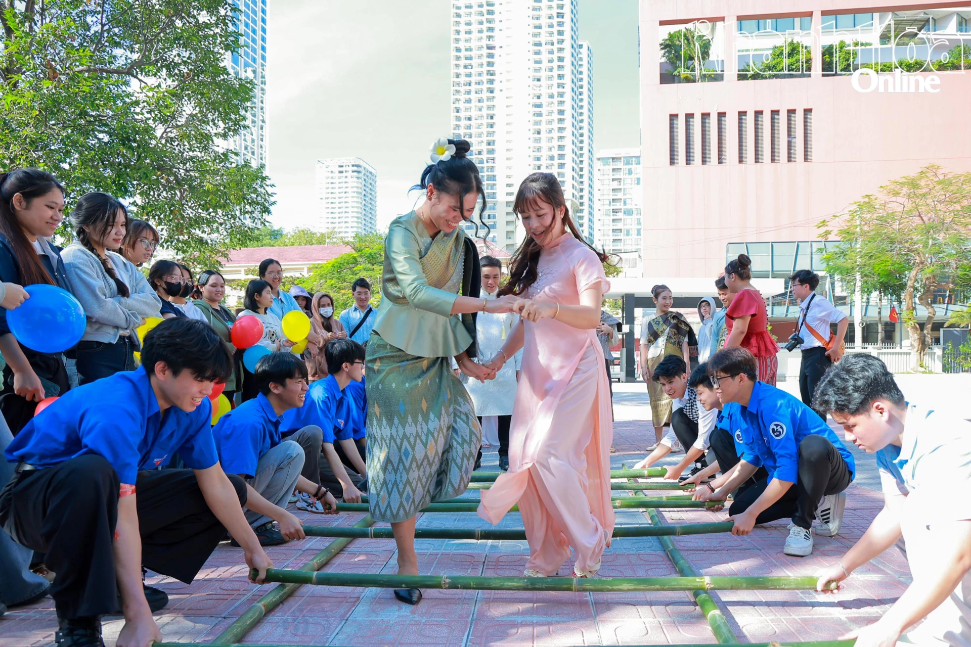 Sinh viên Việt Nam và Lào tham gia trò nhảy sạp.