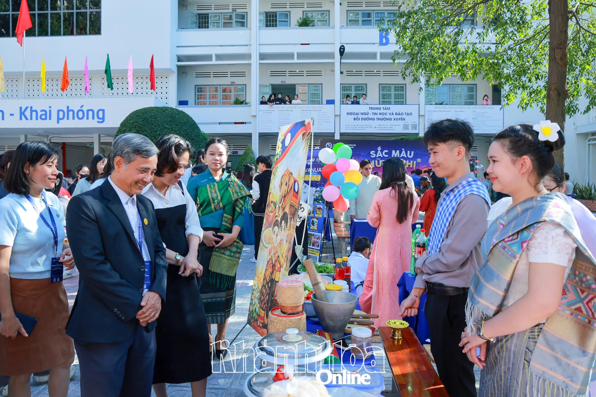 Lãnh đạo Trường Đại học Khánh Hòa tham quan gian ẩm thực của sinh viên Lào.