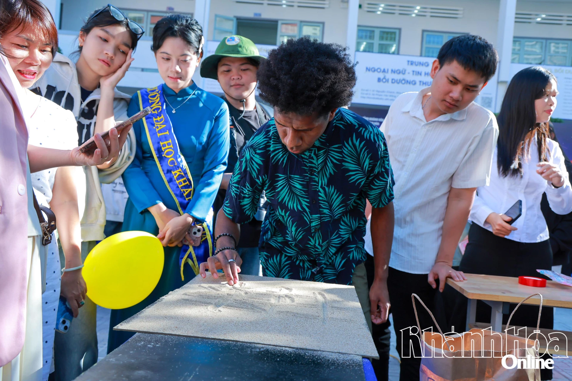Sinh viên Vanuatu thể hiện vẽ tranh cát.