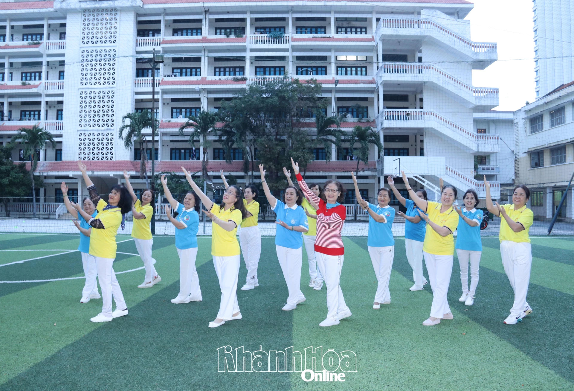 Thành viên Câu lạc bộ Dưỡng sinh - Dân vũ tham gia tập luyện hằng ngày.