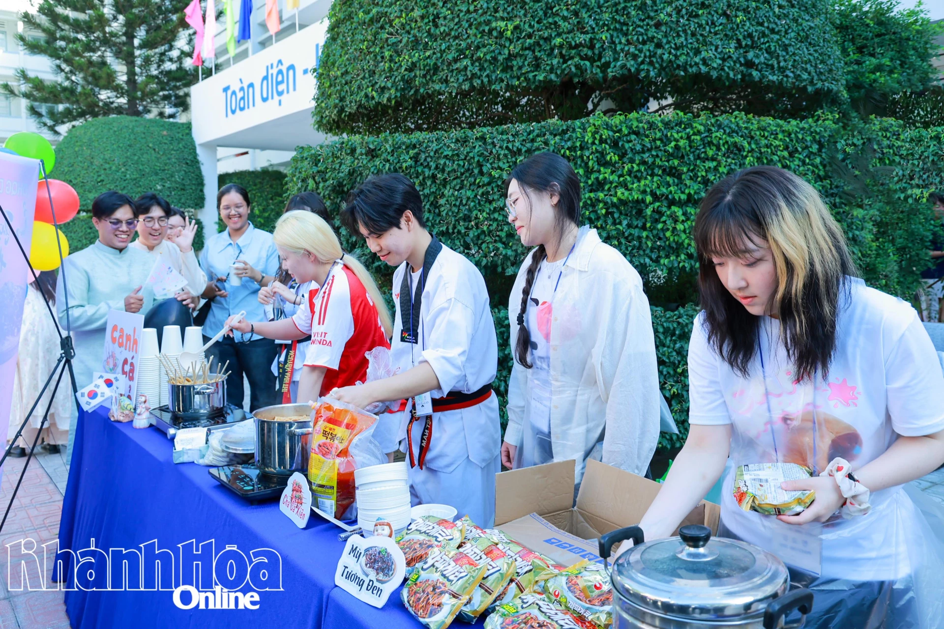 Sinh viên Hàn Quốc giới thiệu món ăn đặc trưng của đất nước mình.