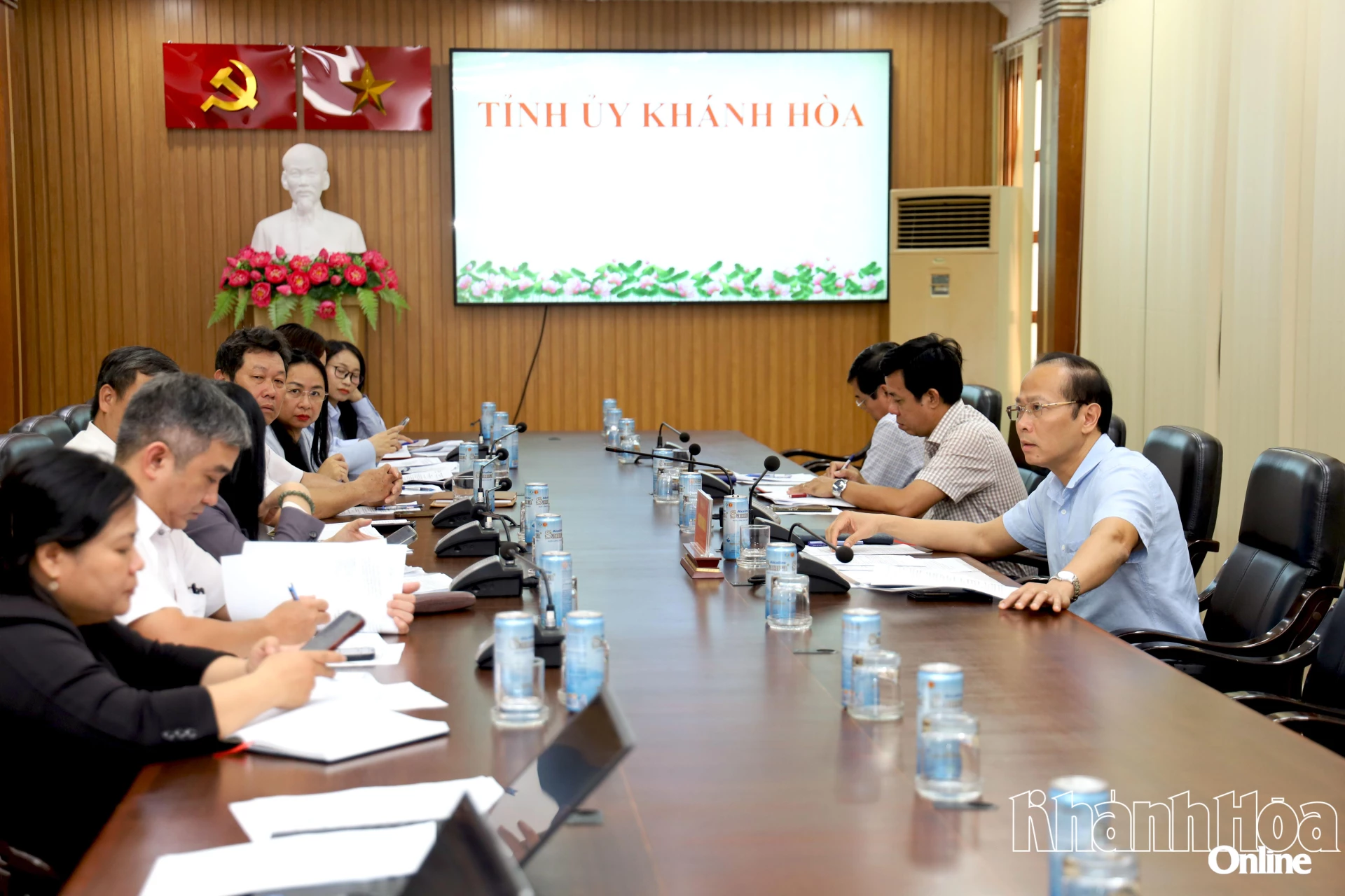 Quang cảnh cuộc họp.