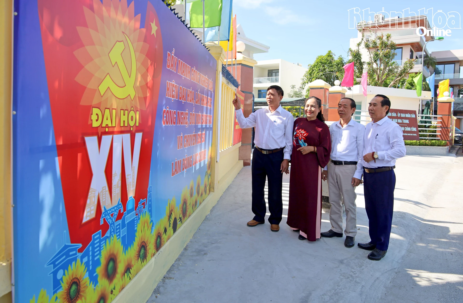  Đảng viên phường Nam Nha Trang tham quan tranh cổ động chào mừng Đại hội lần thứ XIV của Đảng. Ảnh: T.M