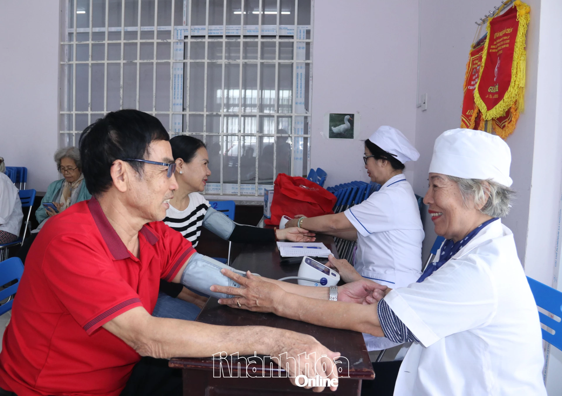 Thành viên Câu lạc bộ Liên thế hệ tự giúp nhau ở Tổ dân phố 2 được thăm khám sức khỏe.