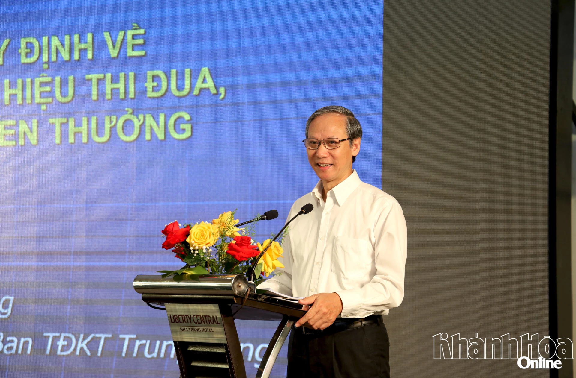 Phó Trưởng Ban Thi đua - Khen thưởng Trung ương Phan Văn Hùng truyền đạt tại hội nghị.