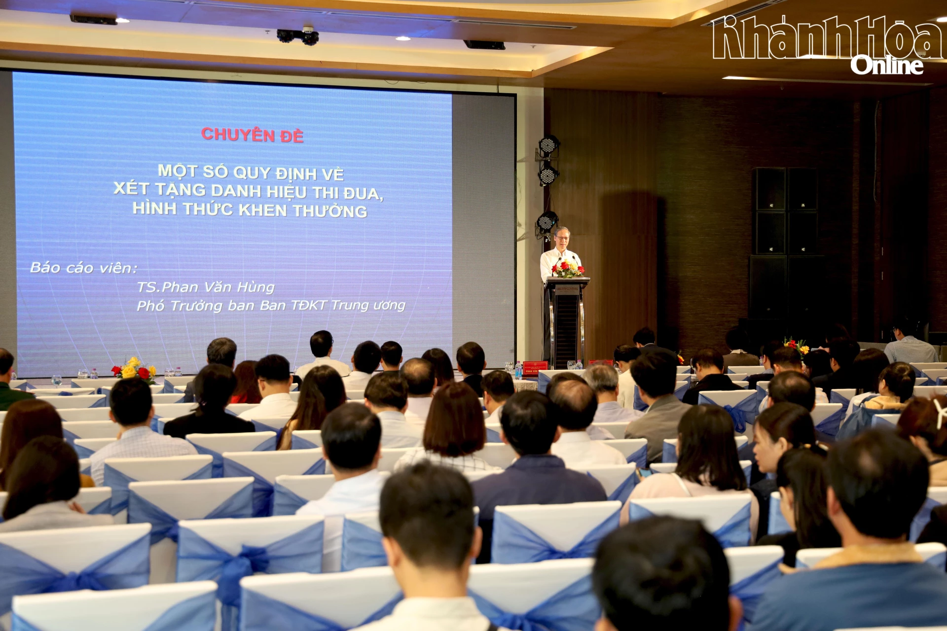 Hội nghị có khoảng 400 đại biểu dự tập huấn. 