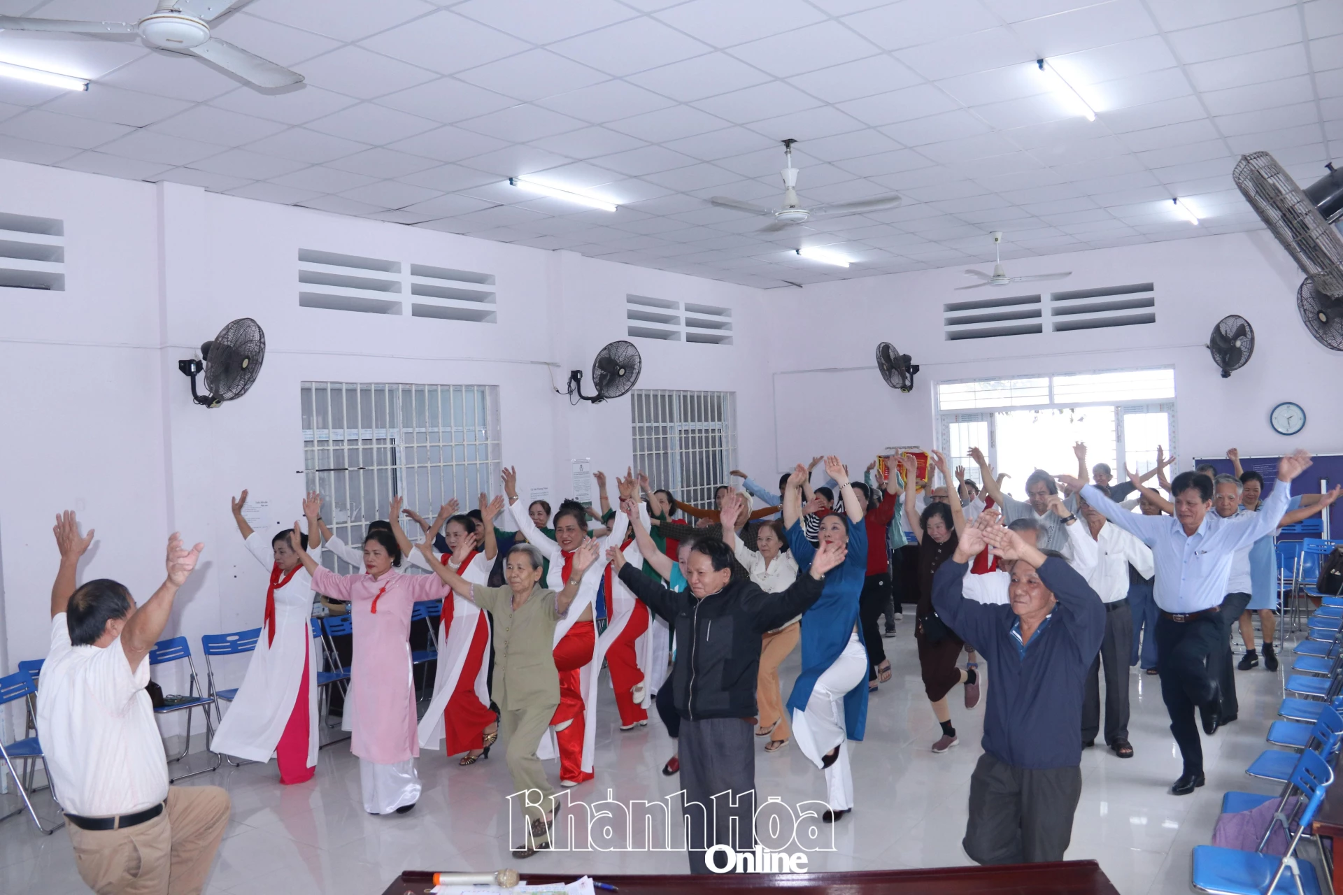 Hoạt động thể dục giúp hội viên rèn luyện sức khỏe.