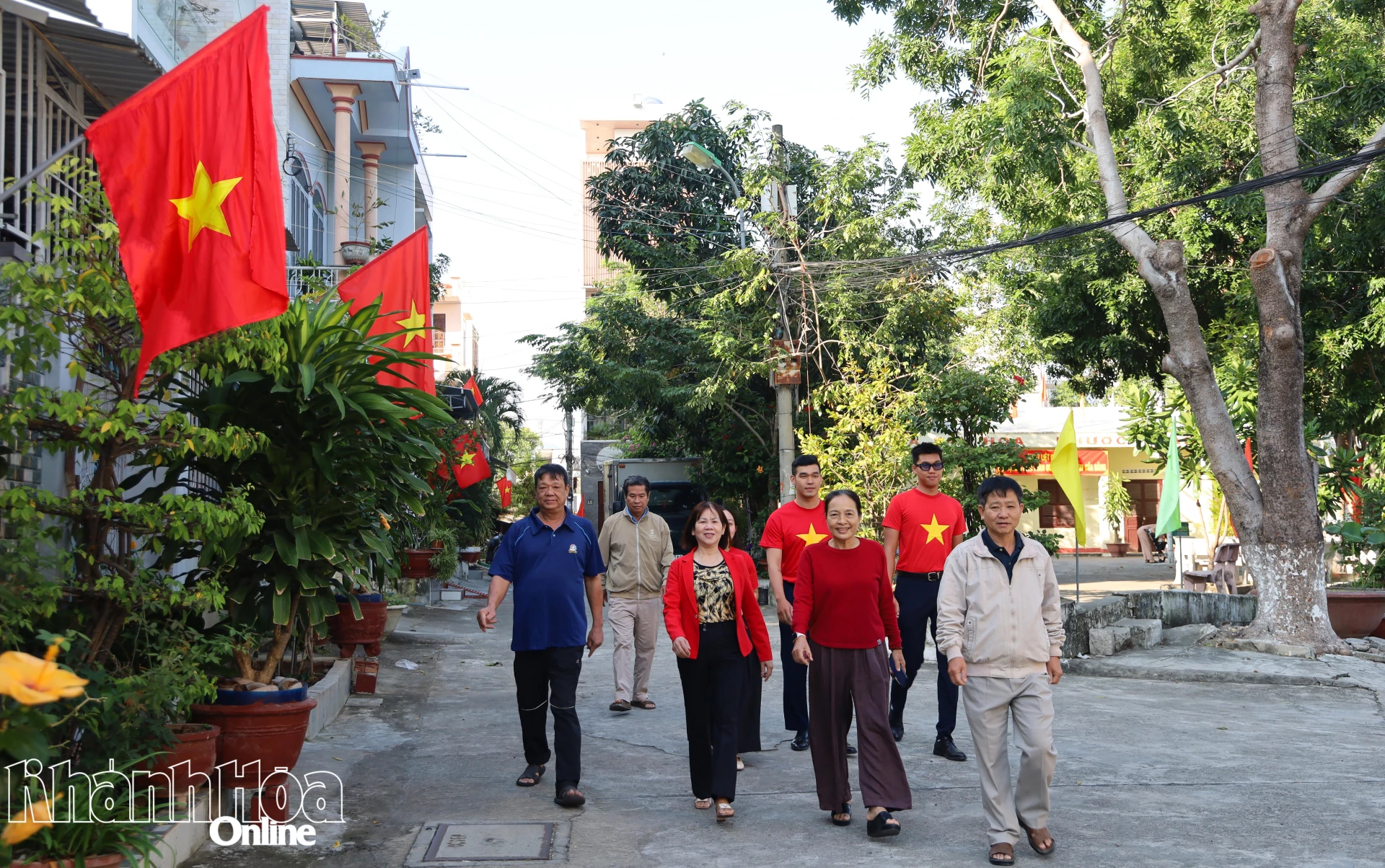 Từ sáng sớm, một số đảng viên, người dân Tổ dân phố 1 Phước Thành (phường Nam Nha Trang) đã rủ nhau cùng tới nhà ông Trần Văn Xô xem truyền hình trực tiếp phiên khai mạc Đại hội.  