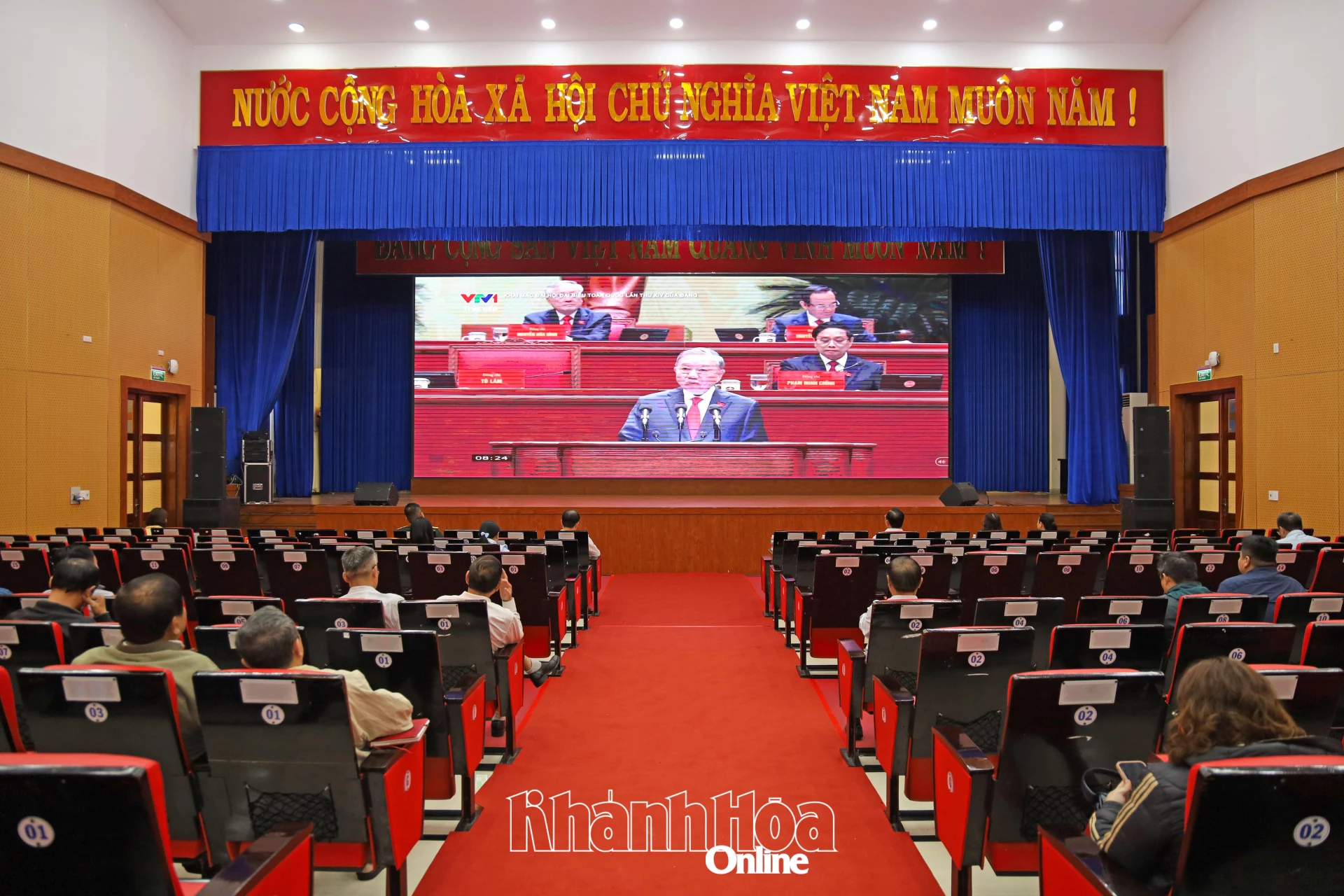 Cán bộ, đảng viên Đảng bộ phường Nha Trang chăm chú lắng nghe Tổng Bí thư Tô Lâm trình bày văn kiện tại Đại hội. Ảnh: Tiểu Mai. 