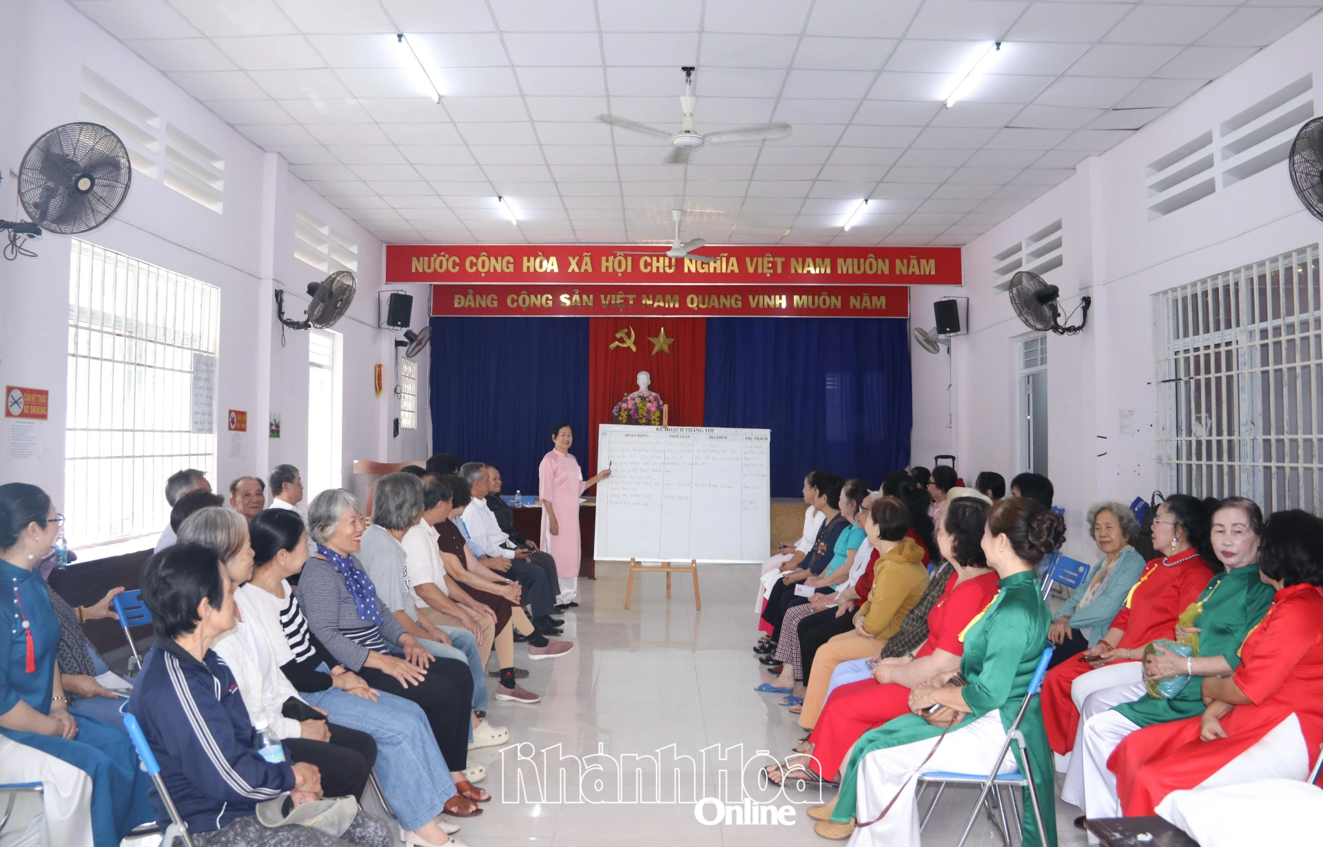 Câu lạc bộ Liên thế hệ tự giúp nhau tổ chức hoạt động tuyên truyền.