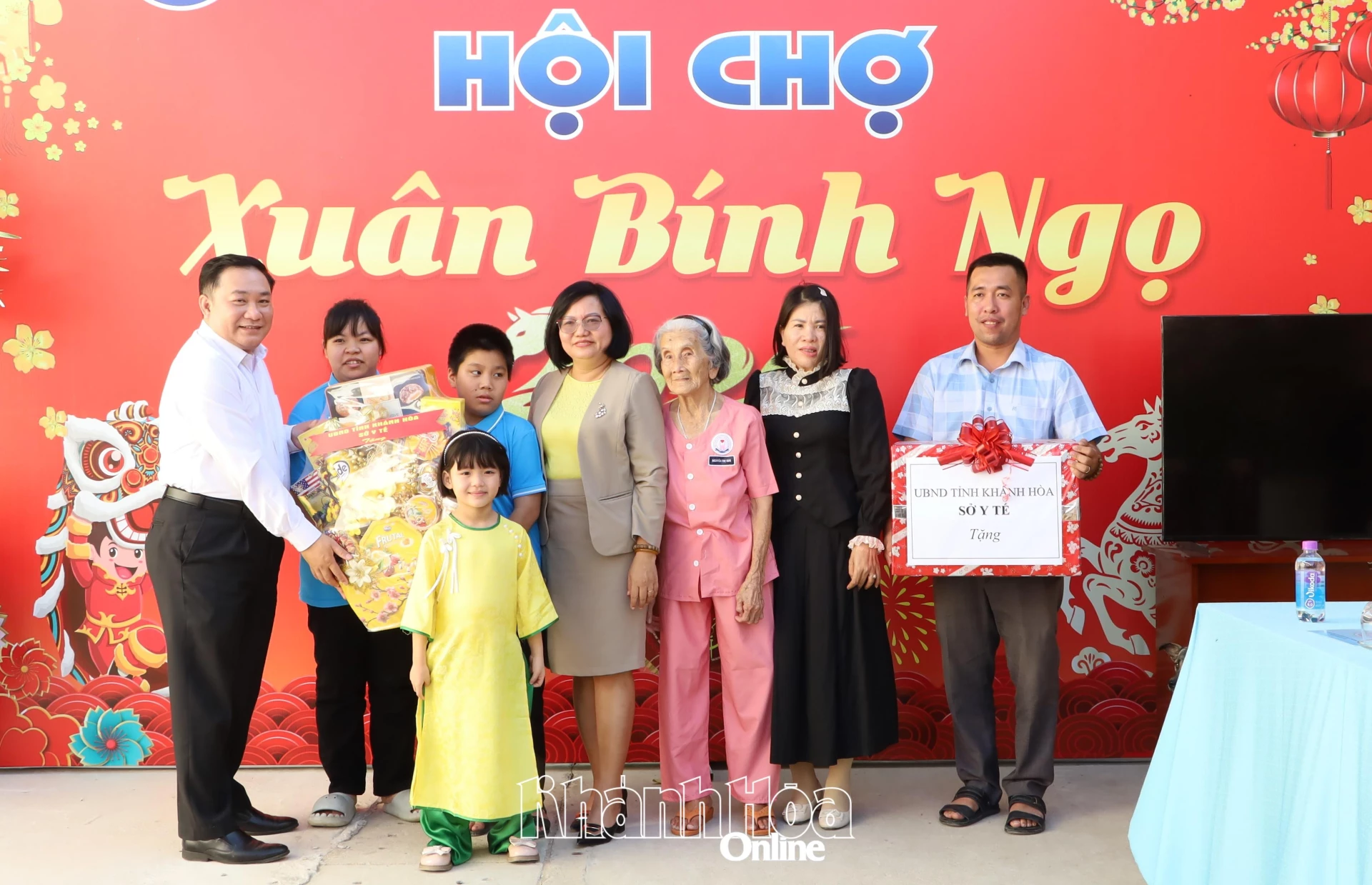 Ông Trịnh Ngọc Hiệp - Phó Giám đốc Sở Y tế tặng quà Tết cho các đối tượng tại trung tâm.