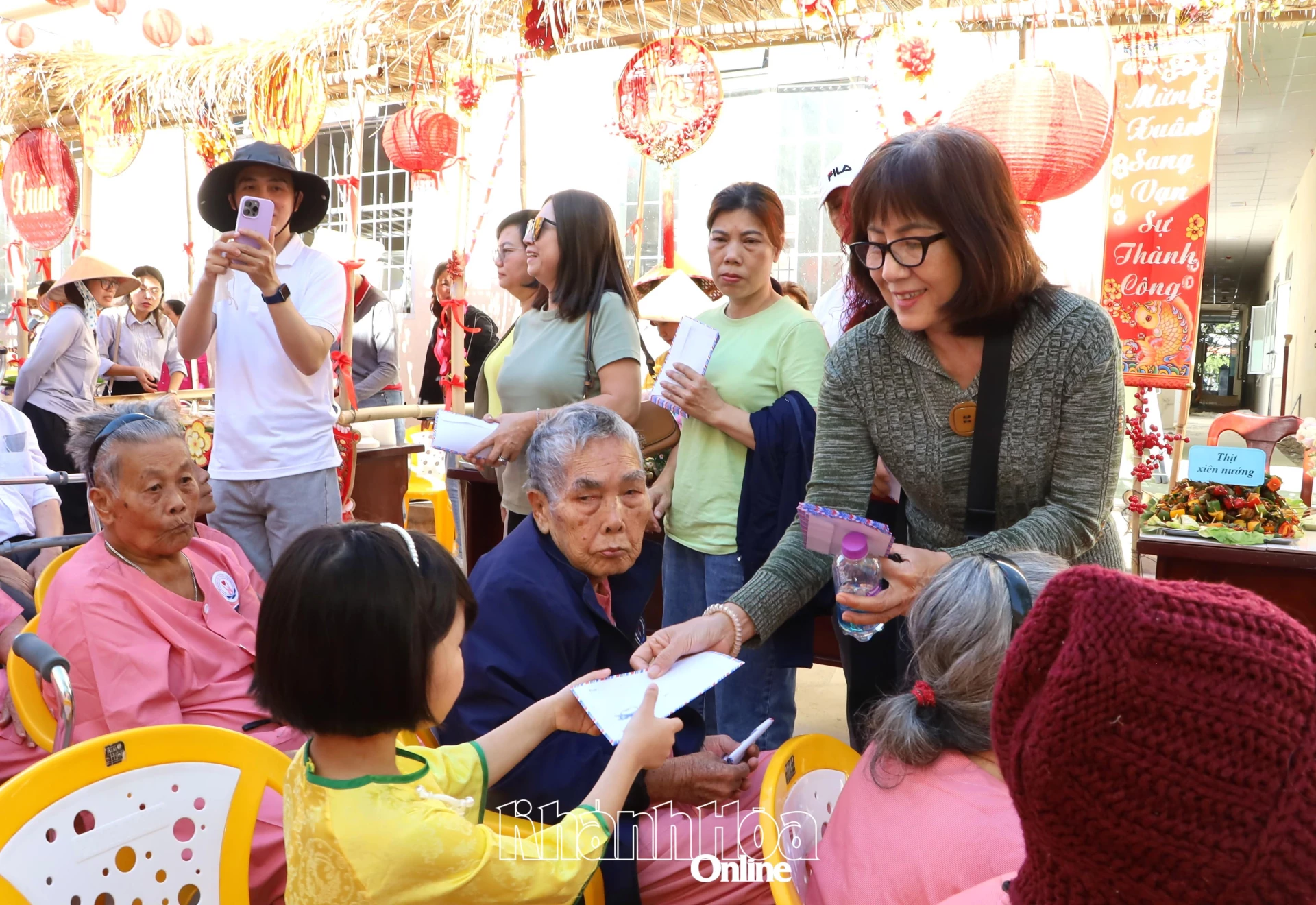 Các nhà hảo tâm trao quà cho các đối tượng.
