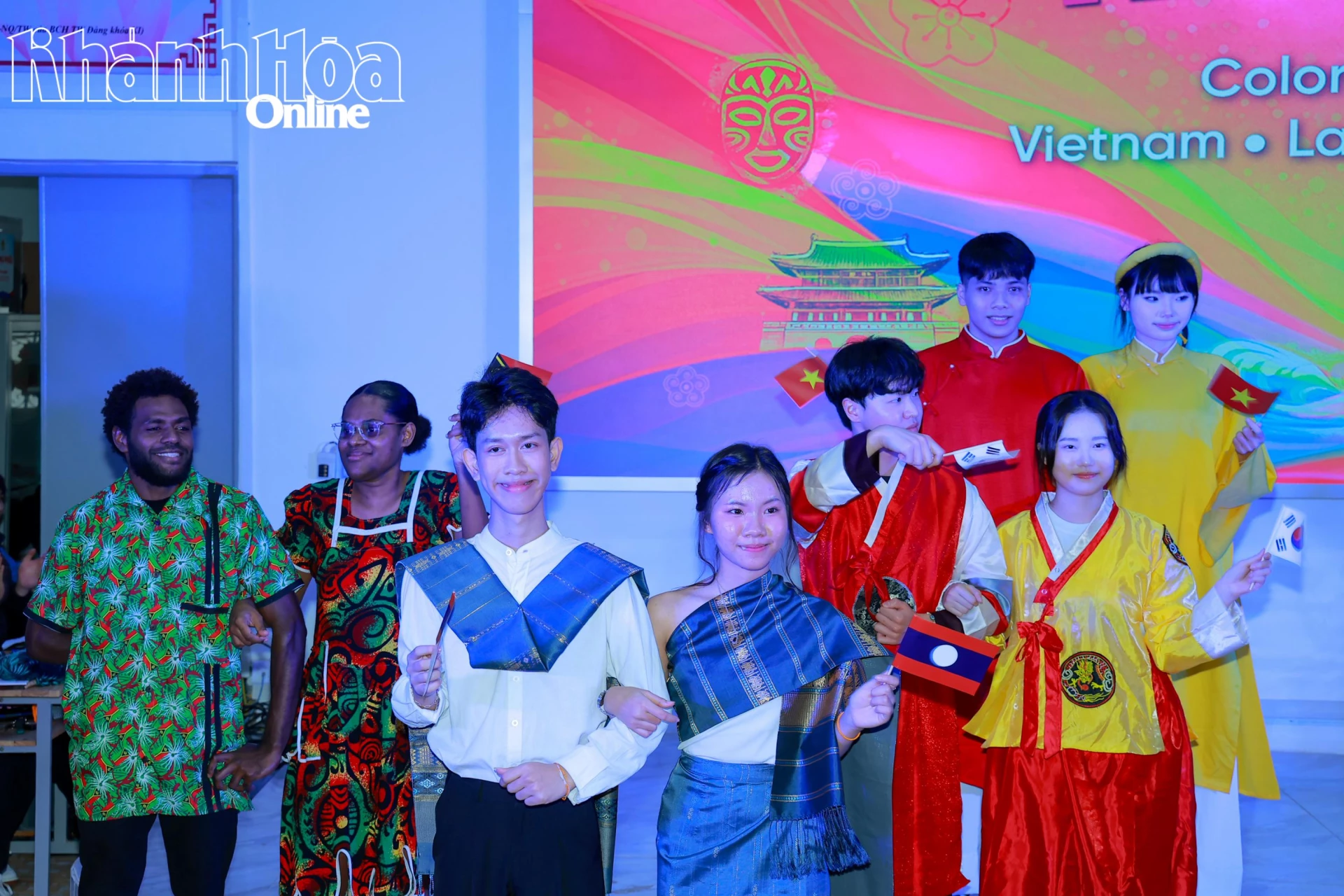 Màn trình diễn trang phục truyền thống của sinh viên 4 nước.