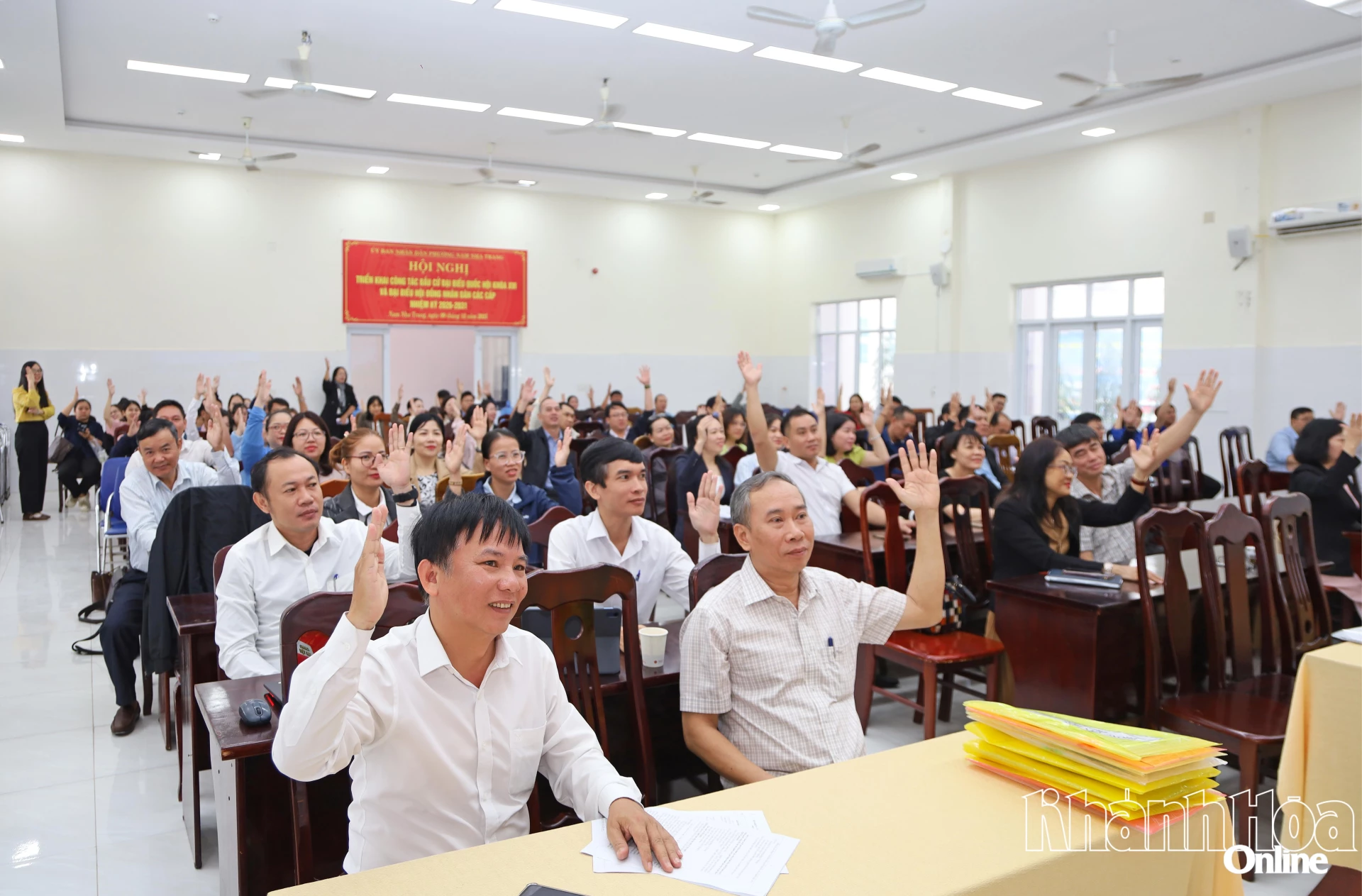 Đại diện cử tri biểu quyết danh sách giới thiệu người ứng cử đại biểu HĐND tỉnh và đại biểu HĐND phường.