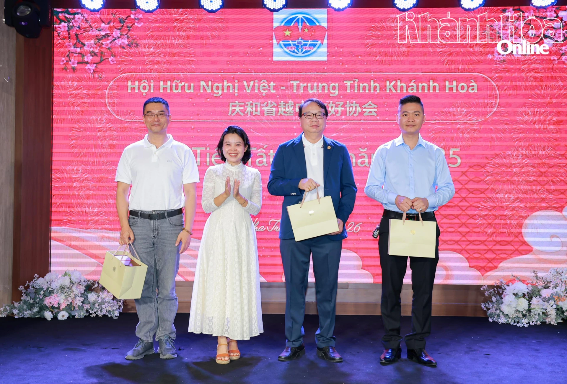 Lãnh đạo Hội hữu nghị Việt – Trung tri ân các doanh nghiệp đồng hành với hội trong thời gian qua.