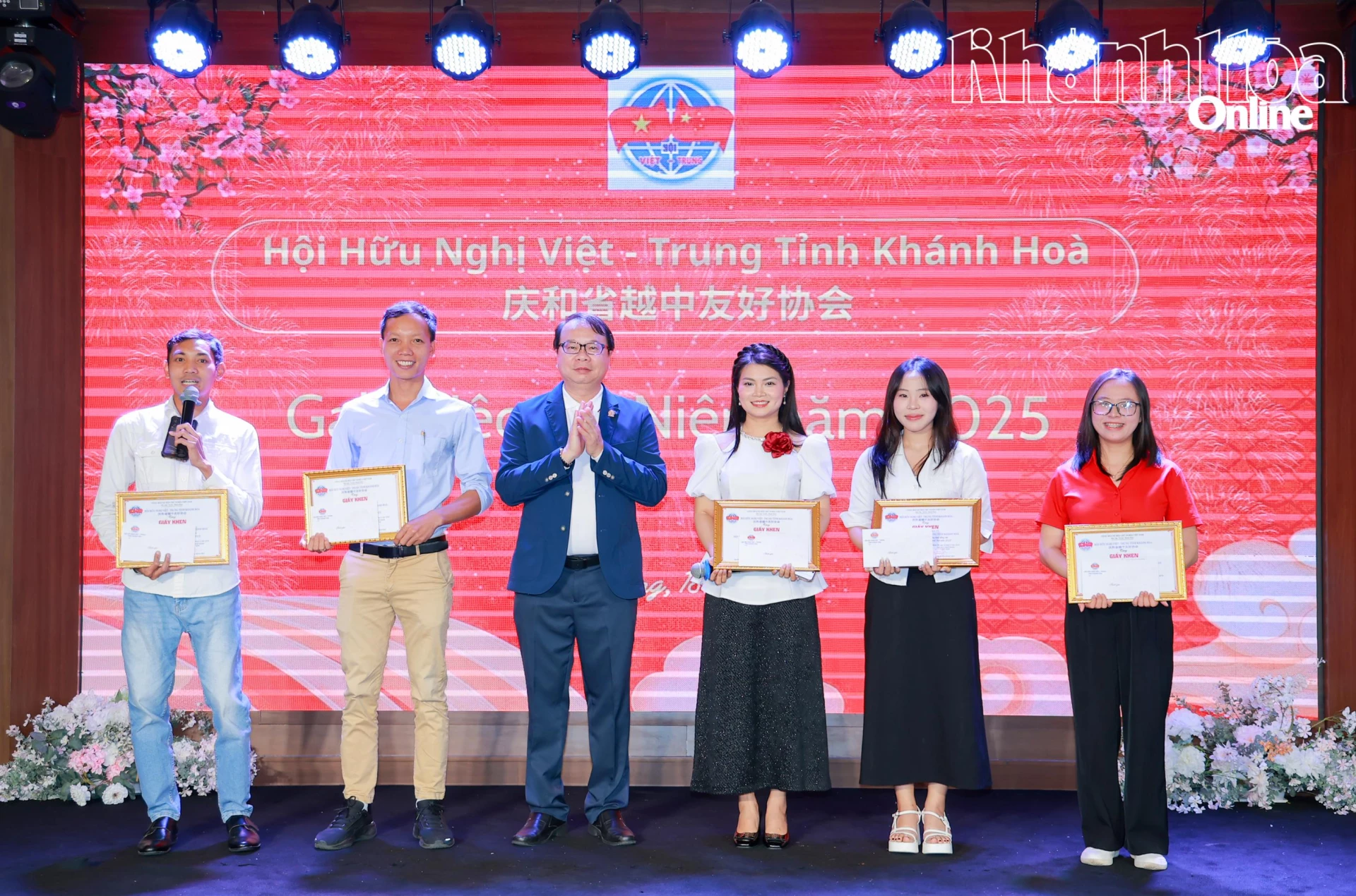 Lãnh đạo Hội hữu nghị Việt – Trung tỉnh Khánh Hòa trao giấy khen cho các cá nhân.