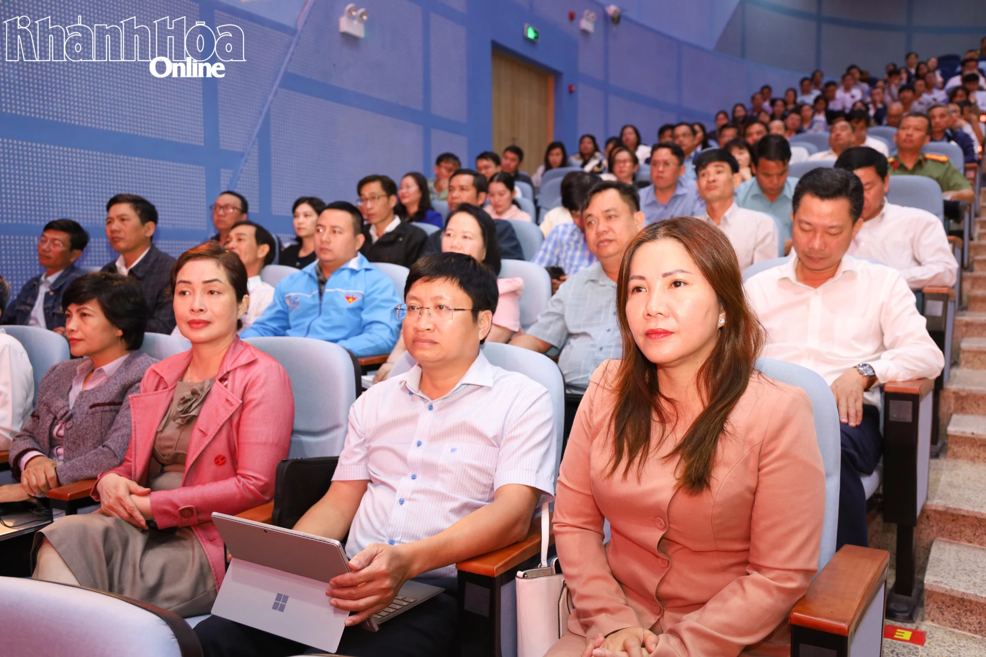 Các đại biểu tham dự hội nghị.