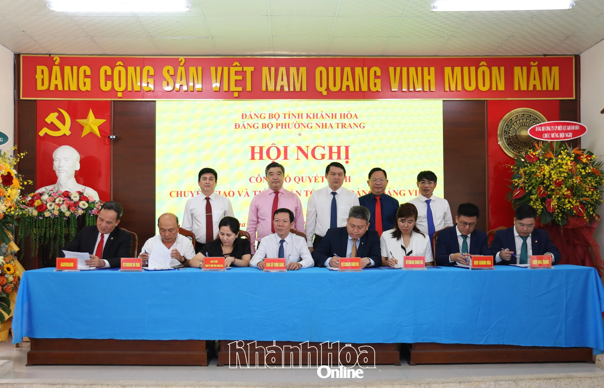 Nghi thức ký biên bản bàn giao hồ sơ đảng giữa các tổ chức cơ sở đảng được tiếp nhận và Đảng bộ phường Nha Trang.