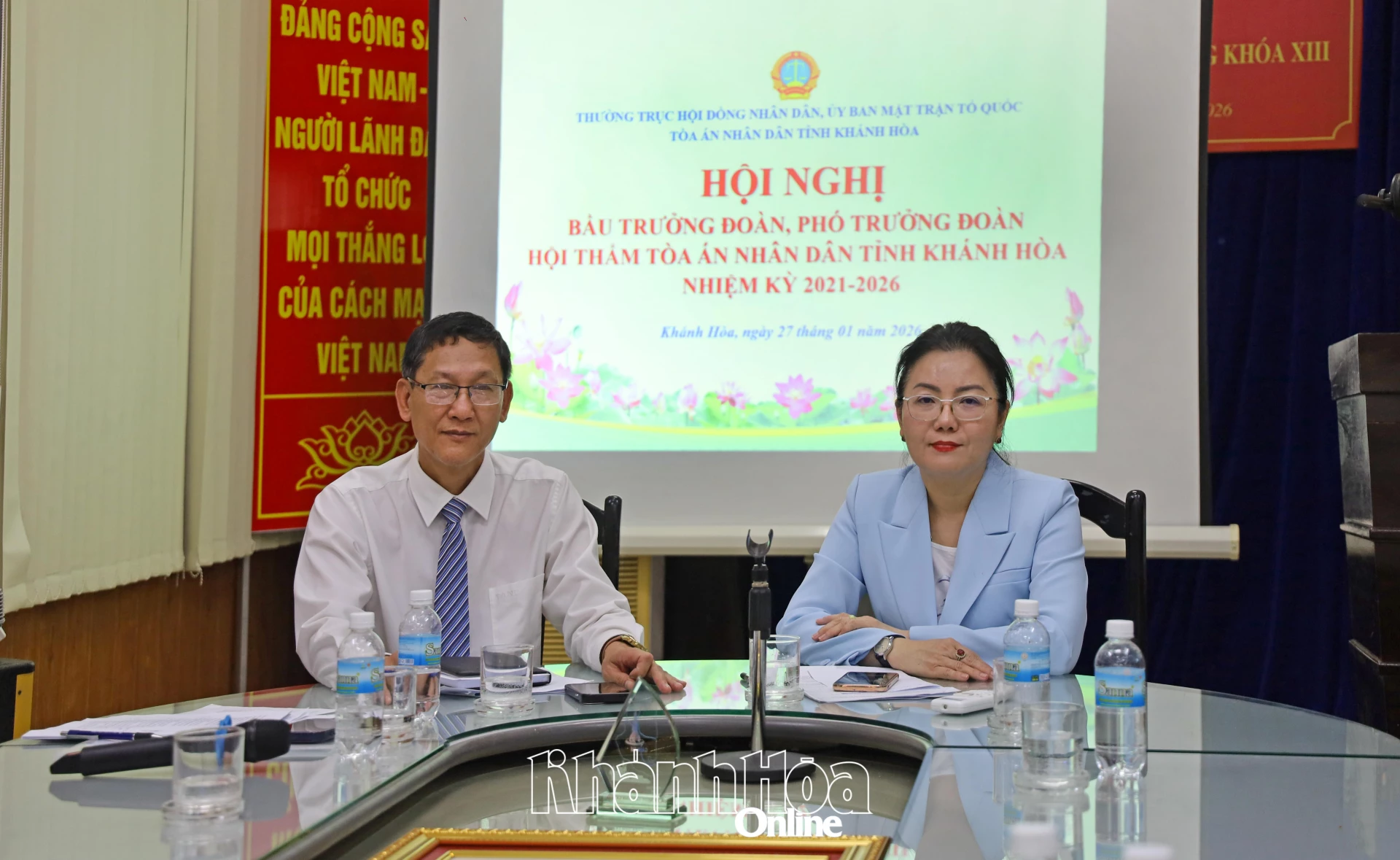 Các đồng chí chủ trì hội nghị.