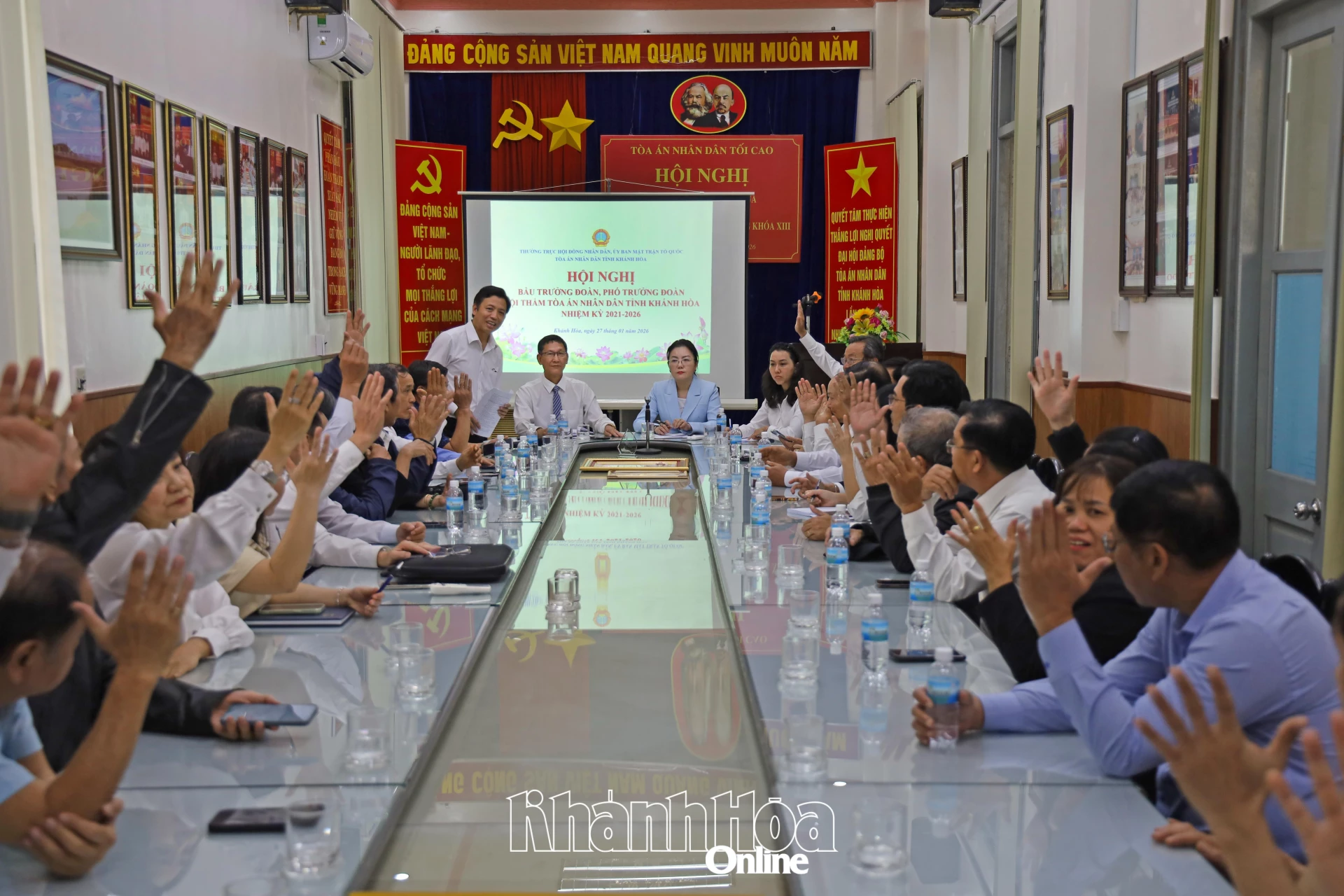 Các hội thẩm biểu quyết bầu trưởng đoàn hội thẩm Tòa án nhân dân tỉnh.