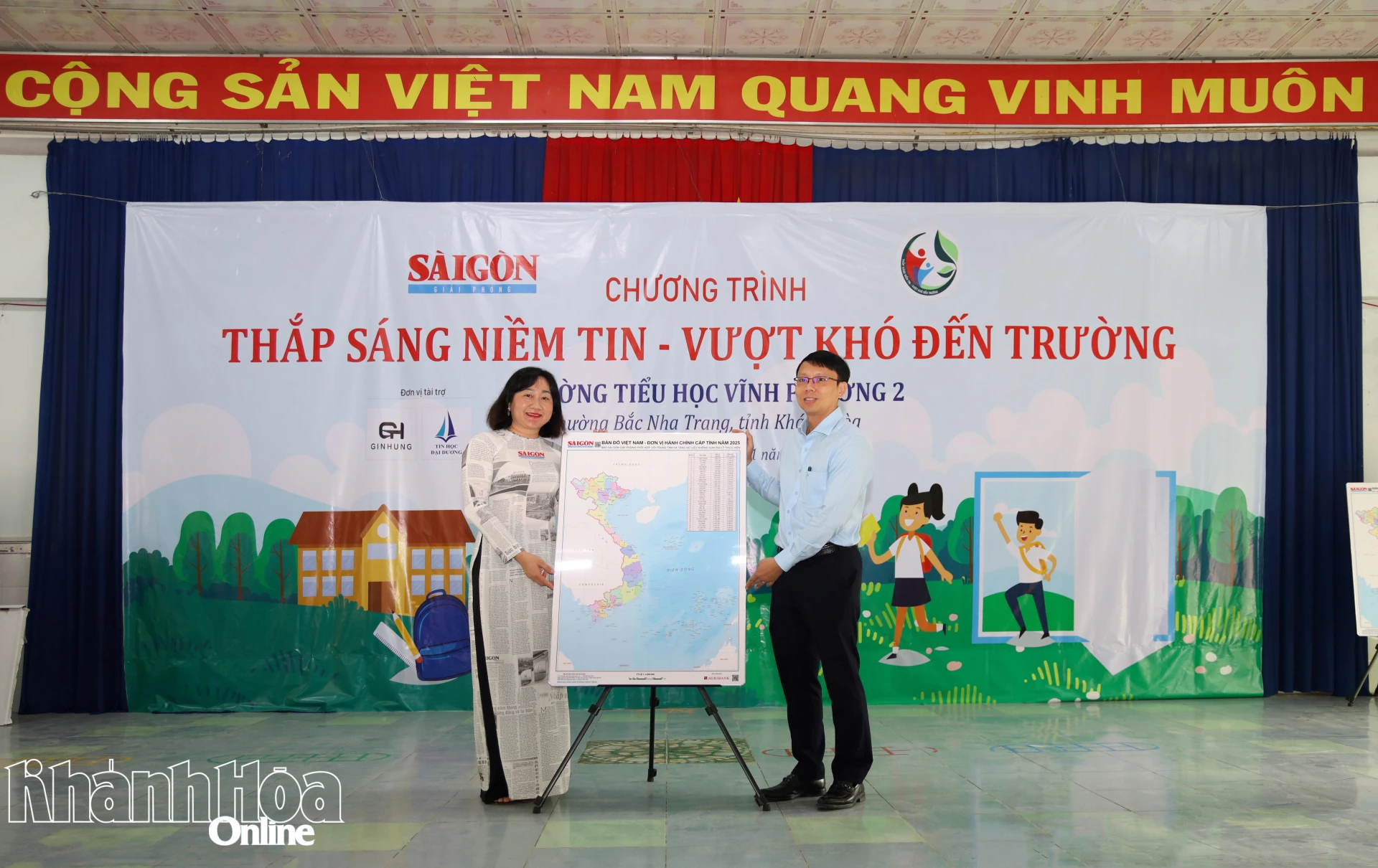 Phó Chủ tịch UBND tỉnh Nguyễn Thanh Hà tiếp nhận bản đồ Việt Nam từ Báo Sài Gòn Giải phóng.