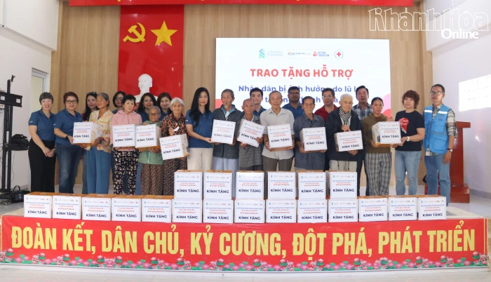 Trao 400 suất quà hỗ trợ người dân bị ảnh hưởng bởi mưa lụt