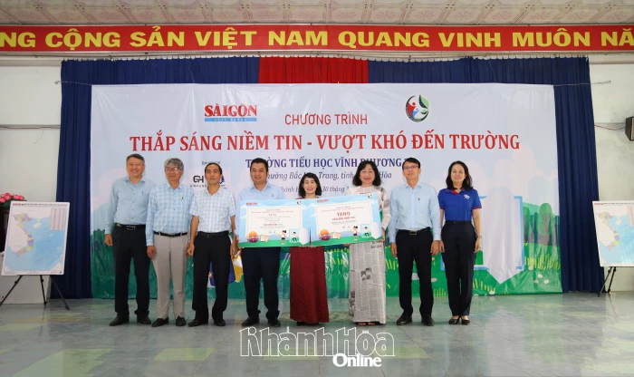 Báo Sài Gòn Giải phóng bàn giao gói quà tặng cho Trường Tiểu học Vĩnh Phương 2