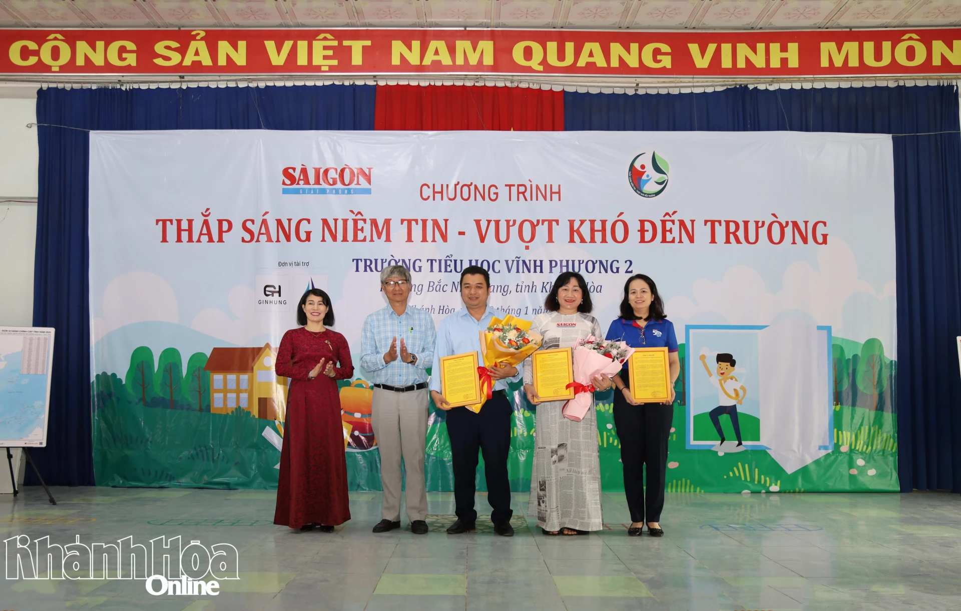 Lãnh đạo nhà trường trao hoa và thư cảm ơn đến đơn vị tổ chức, các đơn vị tài trợ.