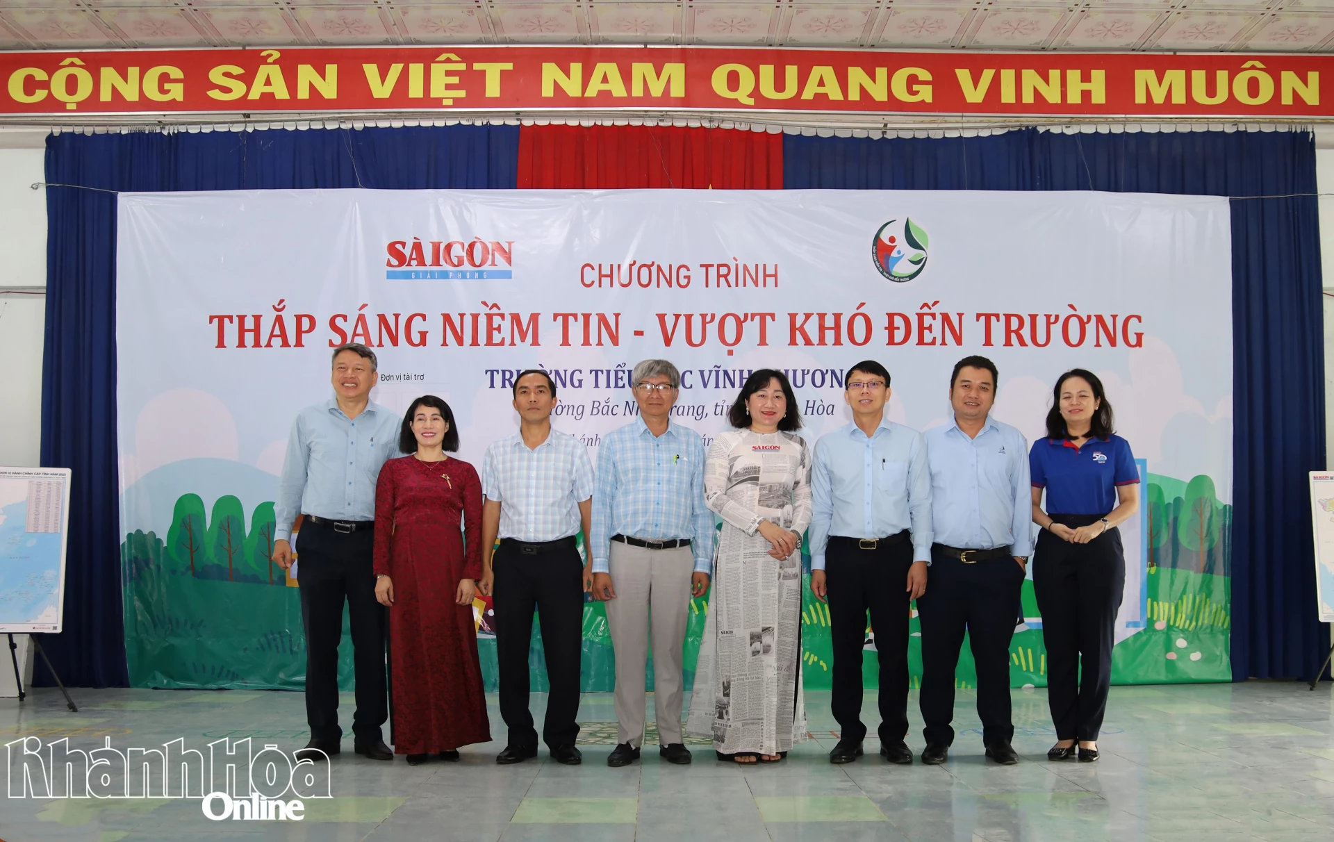 Phó Chủ tịch UBND tỉnh Nguyễn Thanh Hà cùng các đại biểu chụp hình lưu niệm.