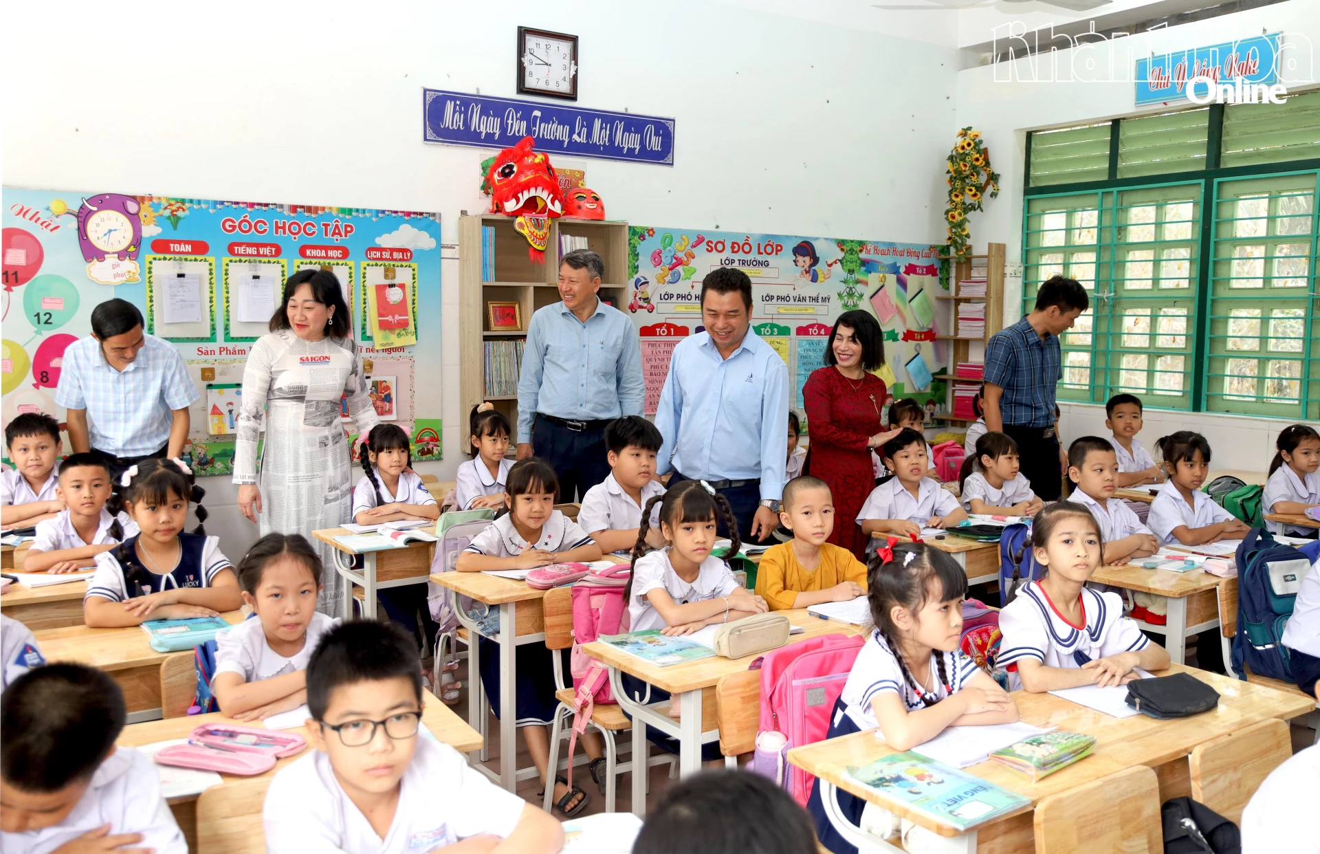 Các đại biểu tham quan phòng học đã được trang bị bàn ghế mới.