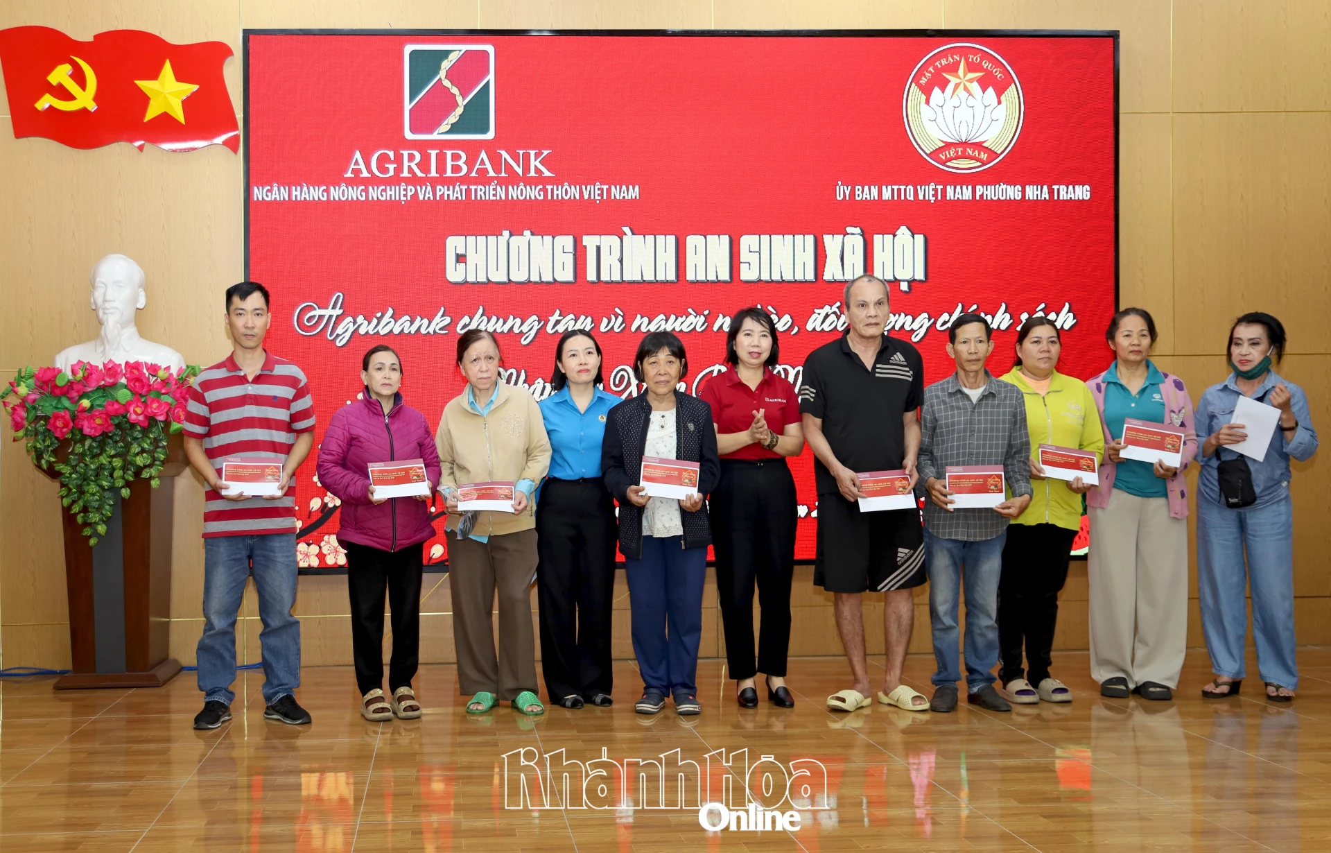 Lãnh đạo Agribank Chi nhánh Khánh Hòa và Ủy ban MTTQ Việt Nam phường trao quà cho các hộ dân.