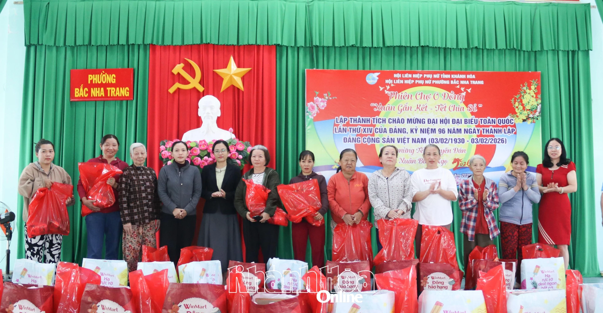 Đại diện Hội Liên hiệp Phụ nữ tỉnh trao quà hỗ trợ cho hội viên, phụ nữ tại phiên chợ 0 đồng.